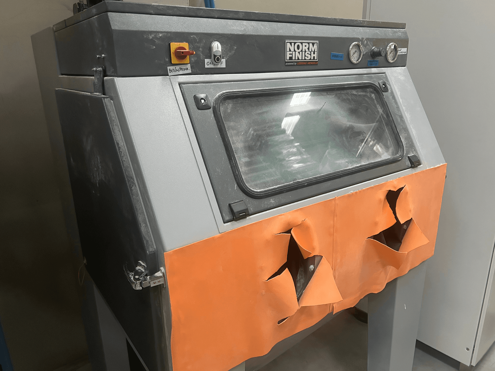 EOS P 396 plastični 3D printer u sivoj boji, bočni pogled s istrošenim narančastim poklopcem i vidljivom upravljačkom pločom, prašnjavo stanje.
