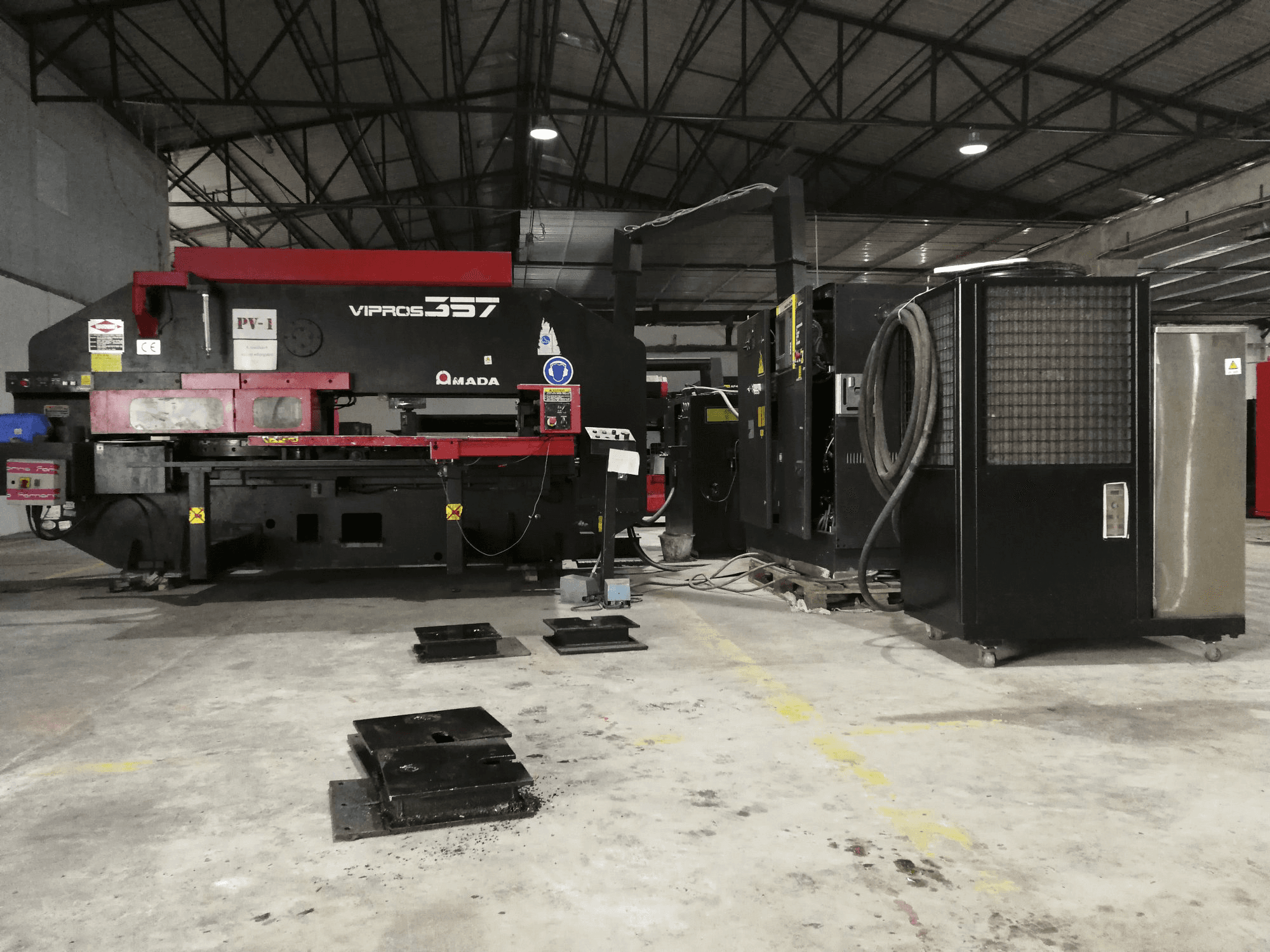 Prikaz 1 stroja AMADA Vipros 357 sprijeda