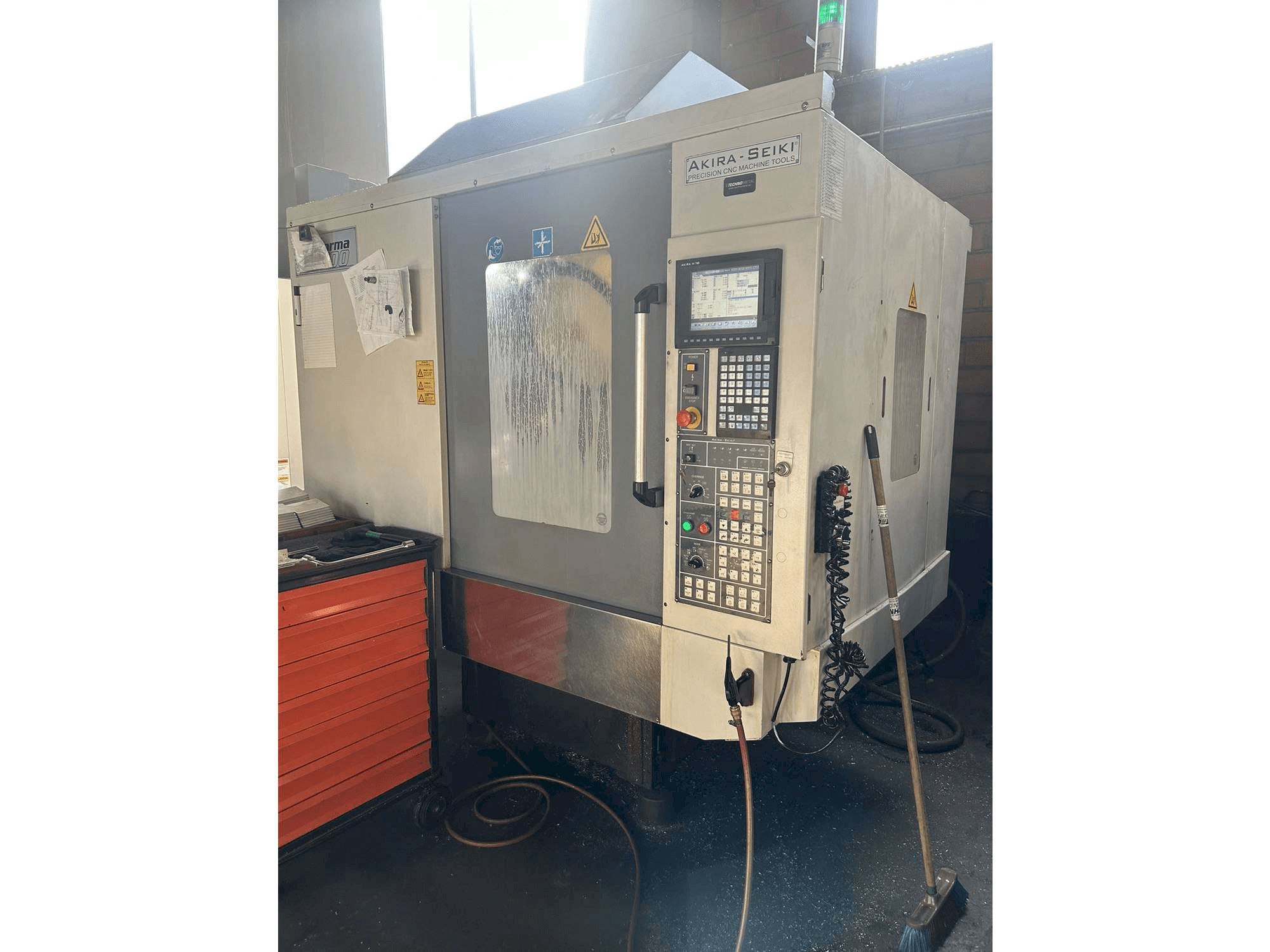 Prikaz stroja Akira Seiki PC700 sprijeda