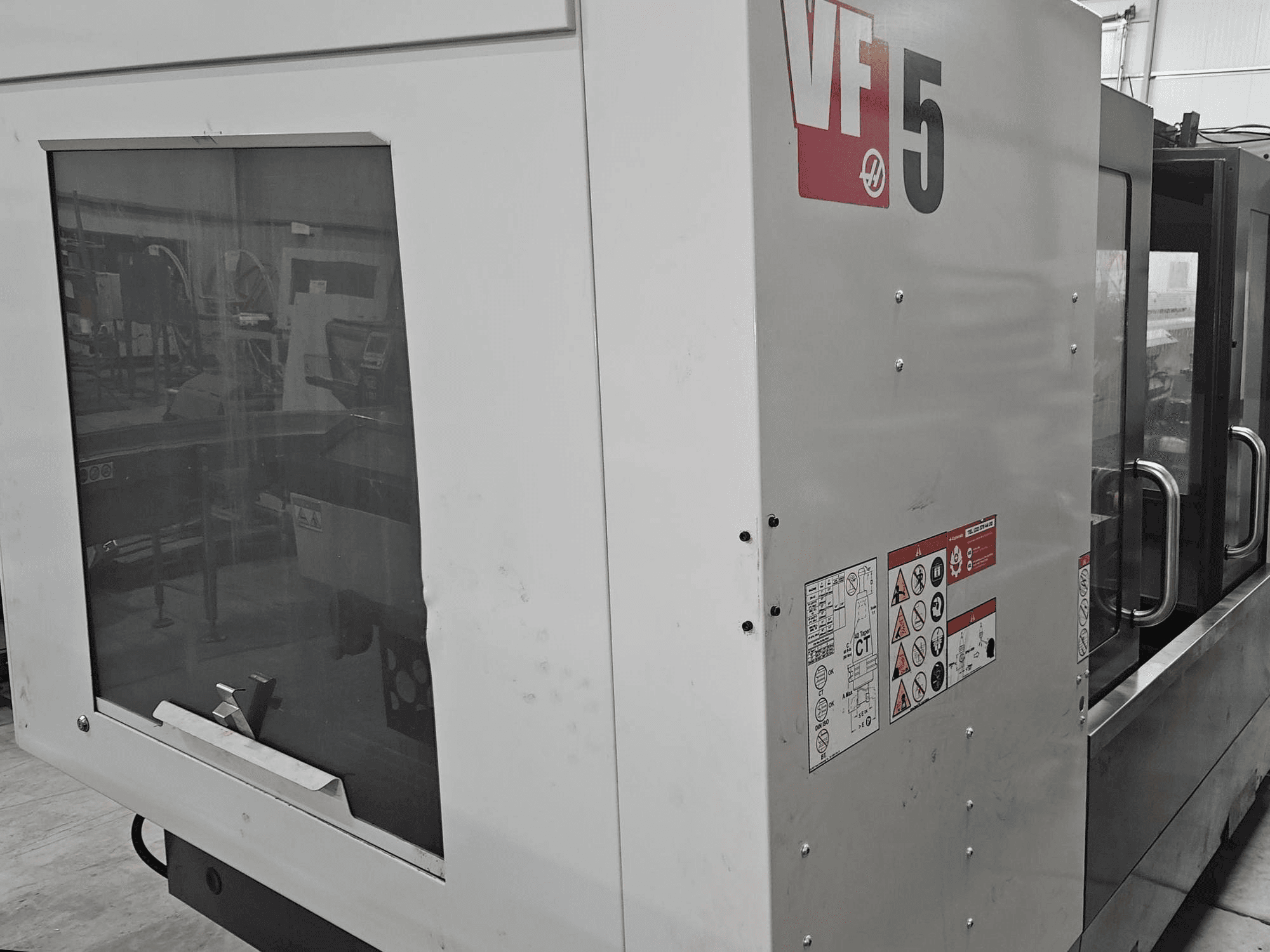 Prikaz stroja HAAS VF-5/40 sprijeda