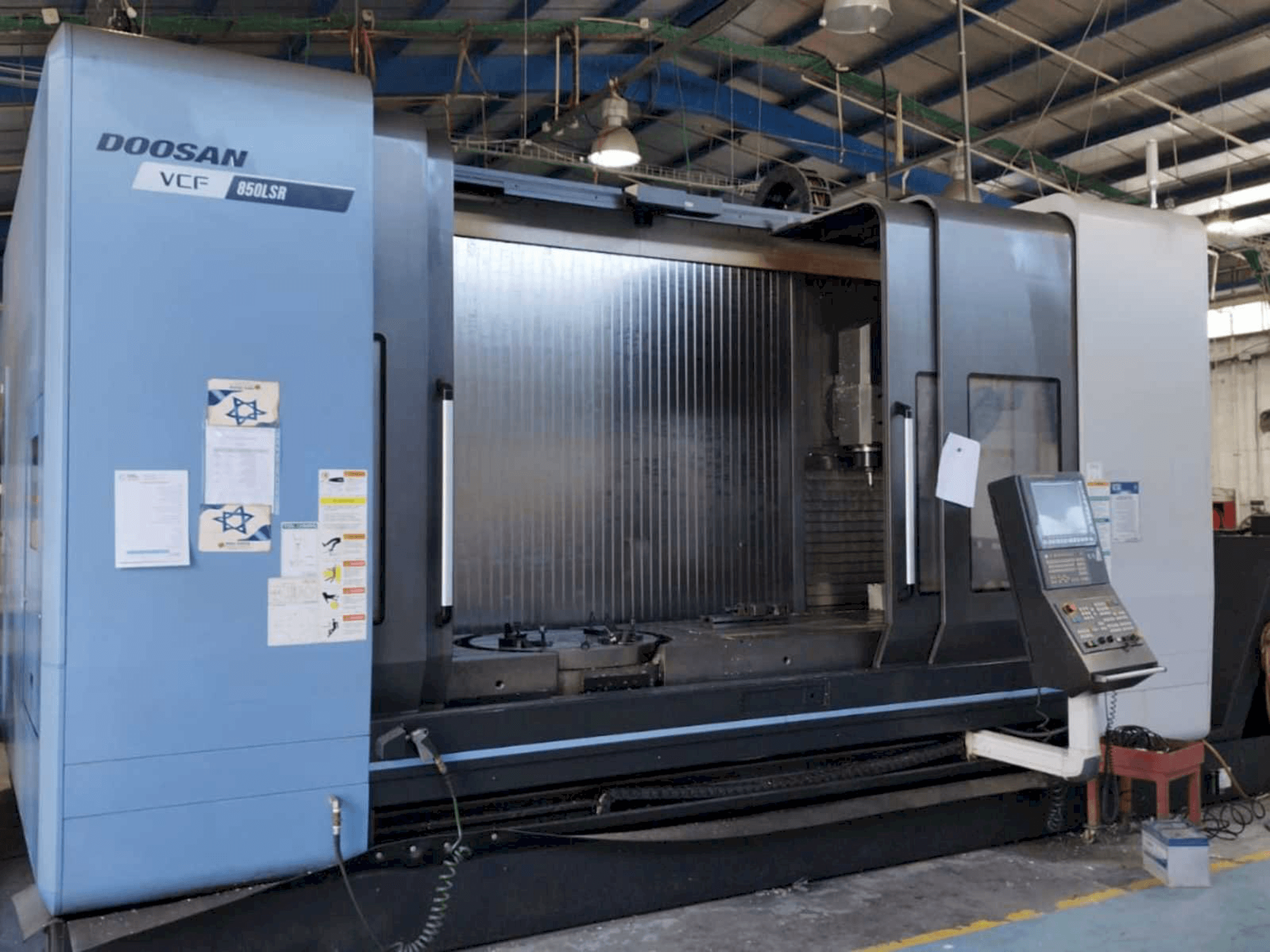 Prikaz stroja Doosan VCF 850LSR sprijeda