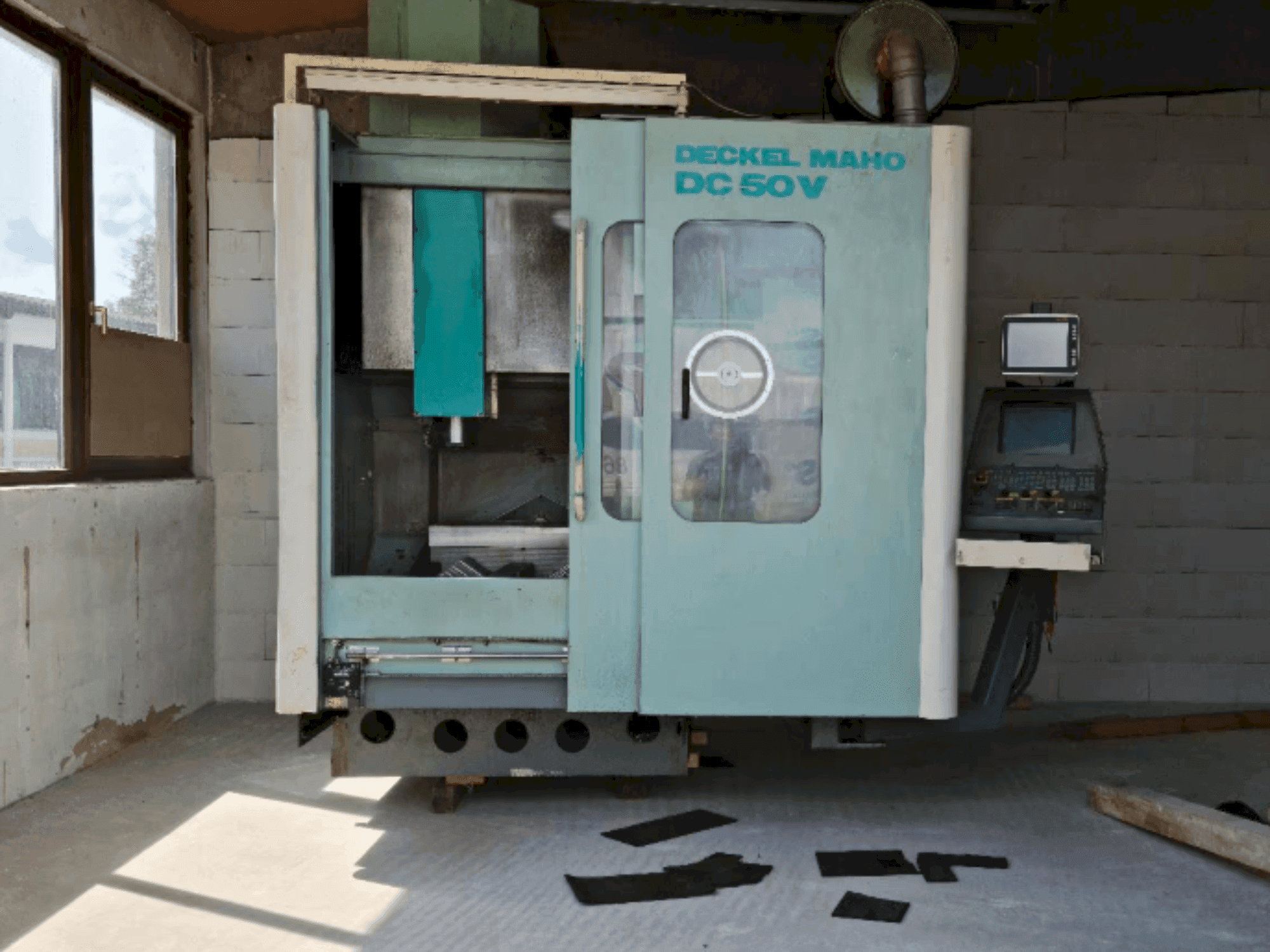 Prikaz stroja DECKEL MAHO DC 50 V sprijeda