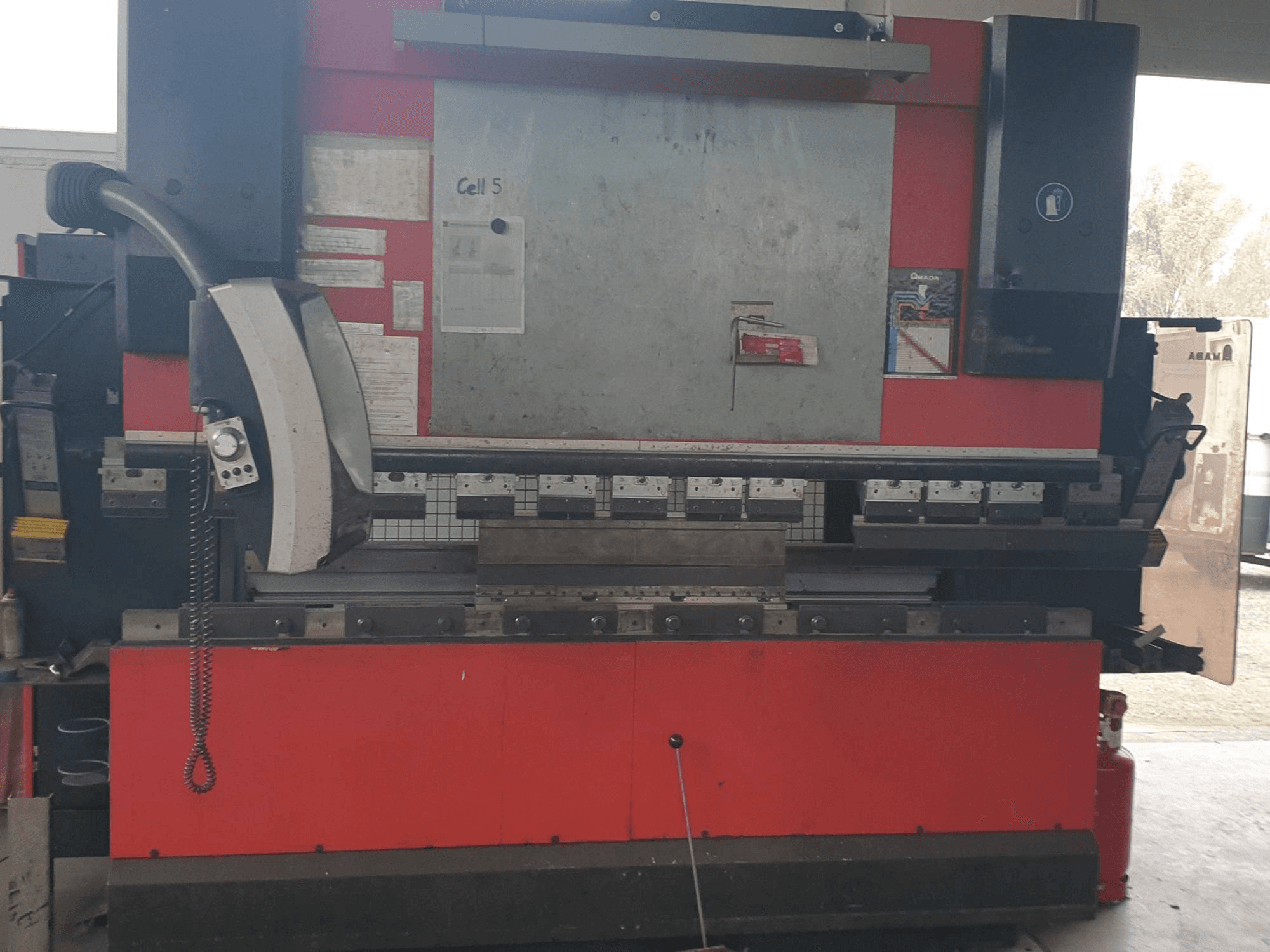 Prikaz stroja AMADA HFE 8025/7 sprijeda