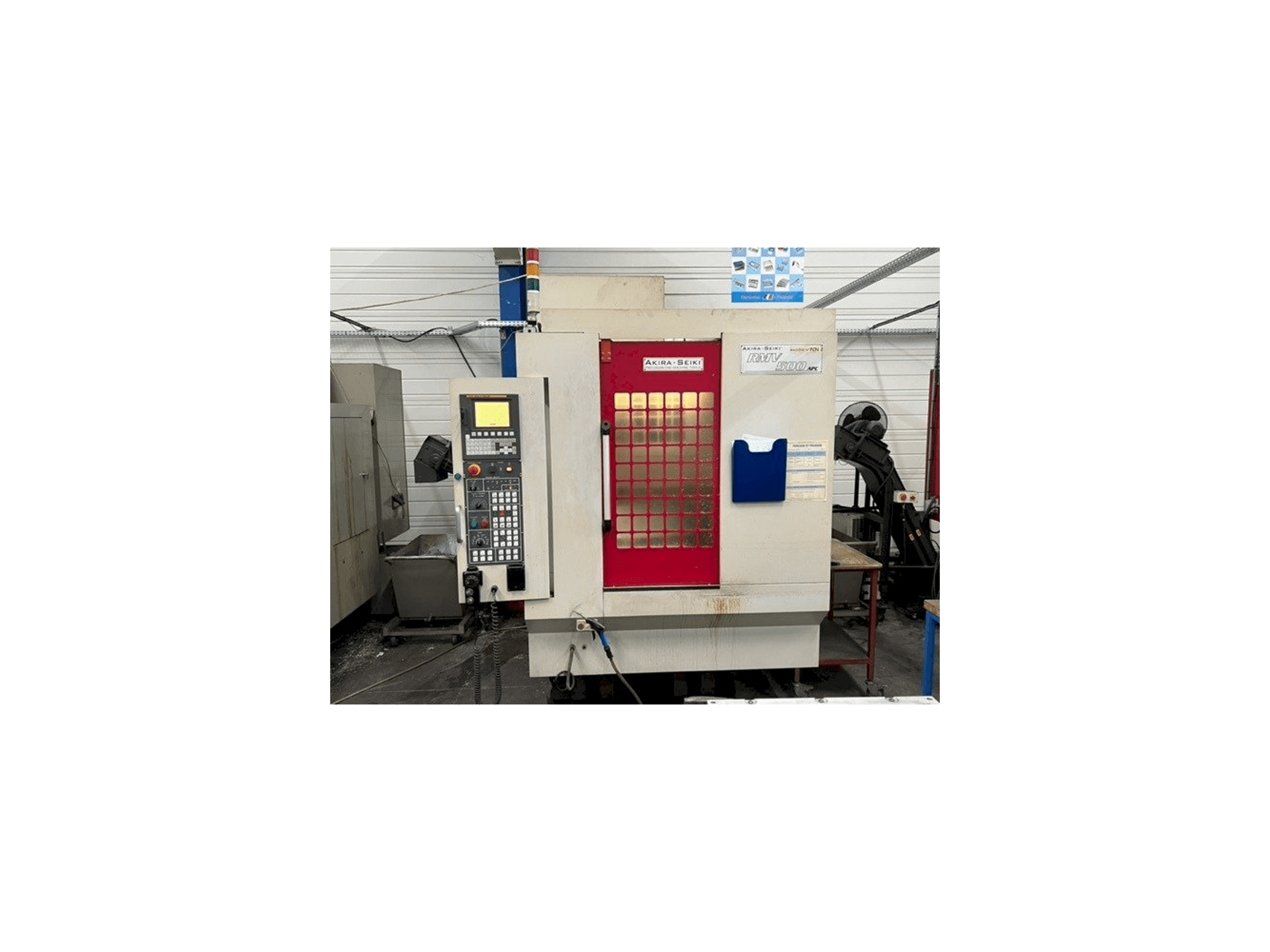 Prikaz stroja Akira Seiki RMV500 APC sprijeda
