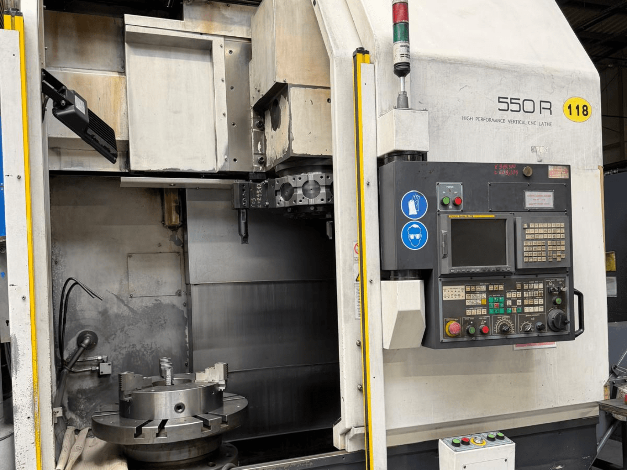 Visokoučinkoviti vertikalni CNC tokarilica 550 R, prednji pogled, prikazuje upravljačku ploču, rotirajuću steznu glavu i operativne komponente.