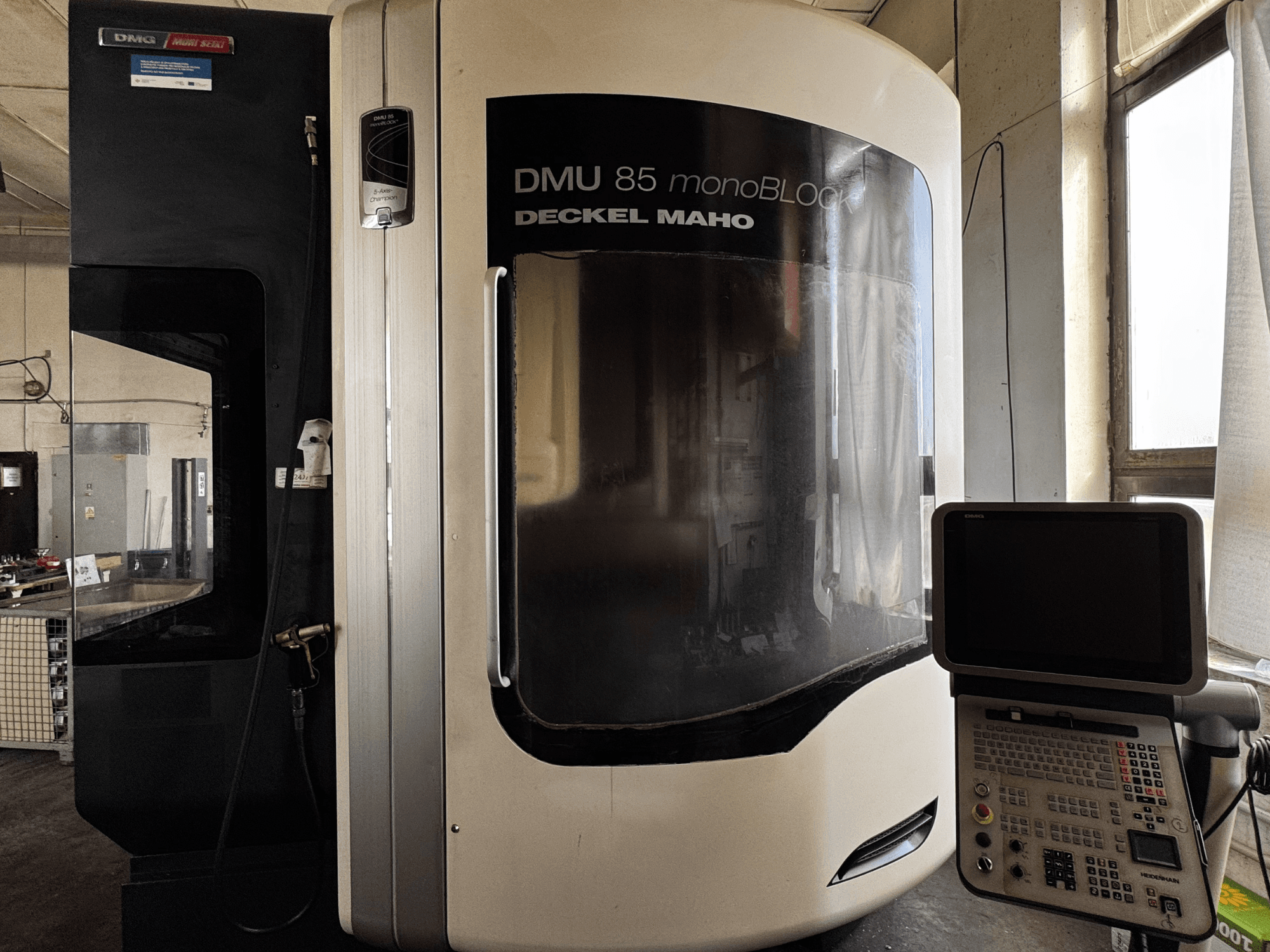 Vertikalni obradni centar DMG MORI DMU 85 monoBLOCK, prednji pogled s upravljačkom pločom i velikim prozorom za pregled.