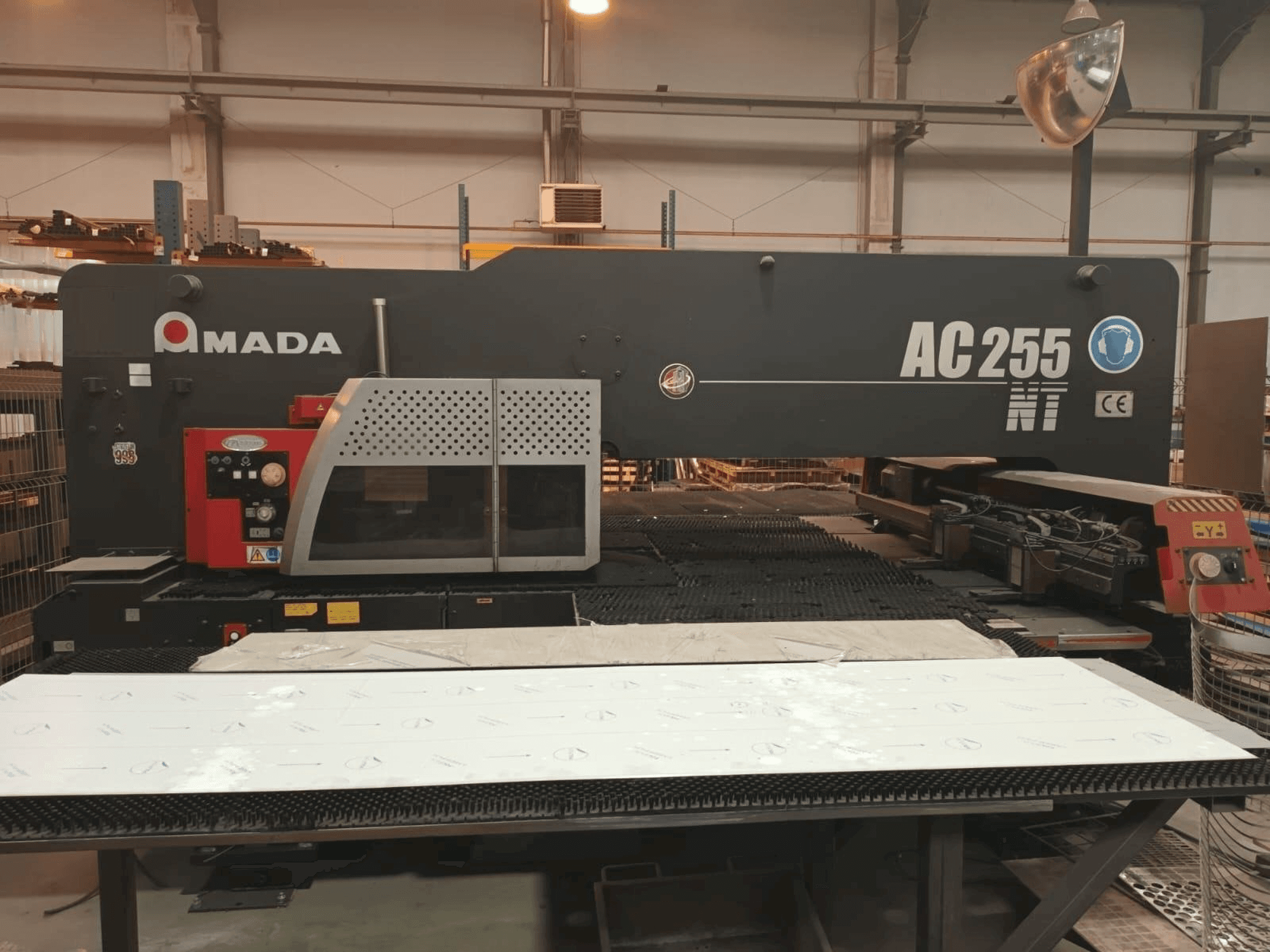 Prikaz stroja AMADA AC 255 NT sprijeda