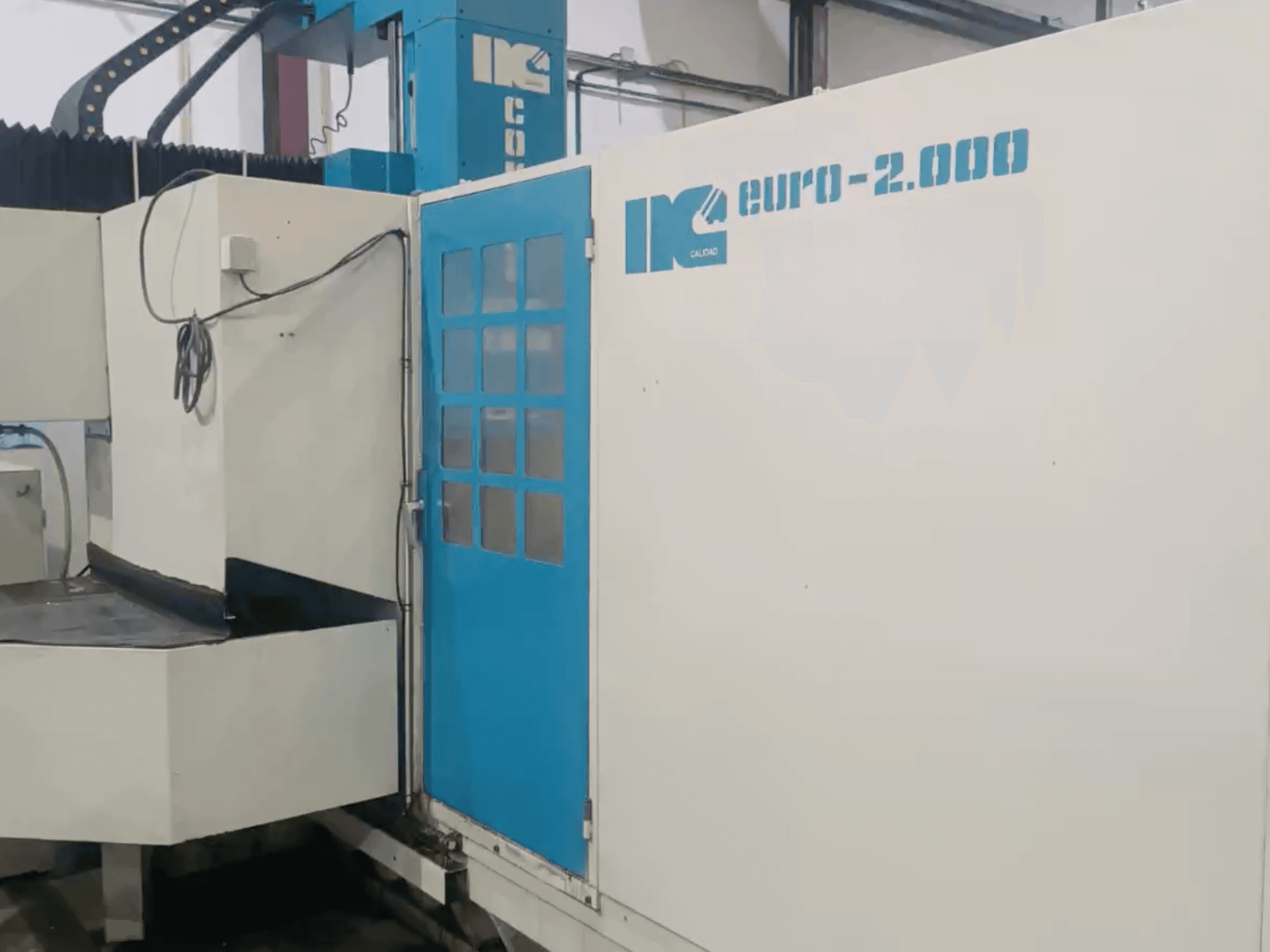 Industrijski stroj tvrtke IK, model Euro-2000, pogled sprijeda, s velikim postoljem za glodanje i upravljačkom pločom.