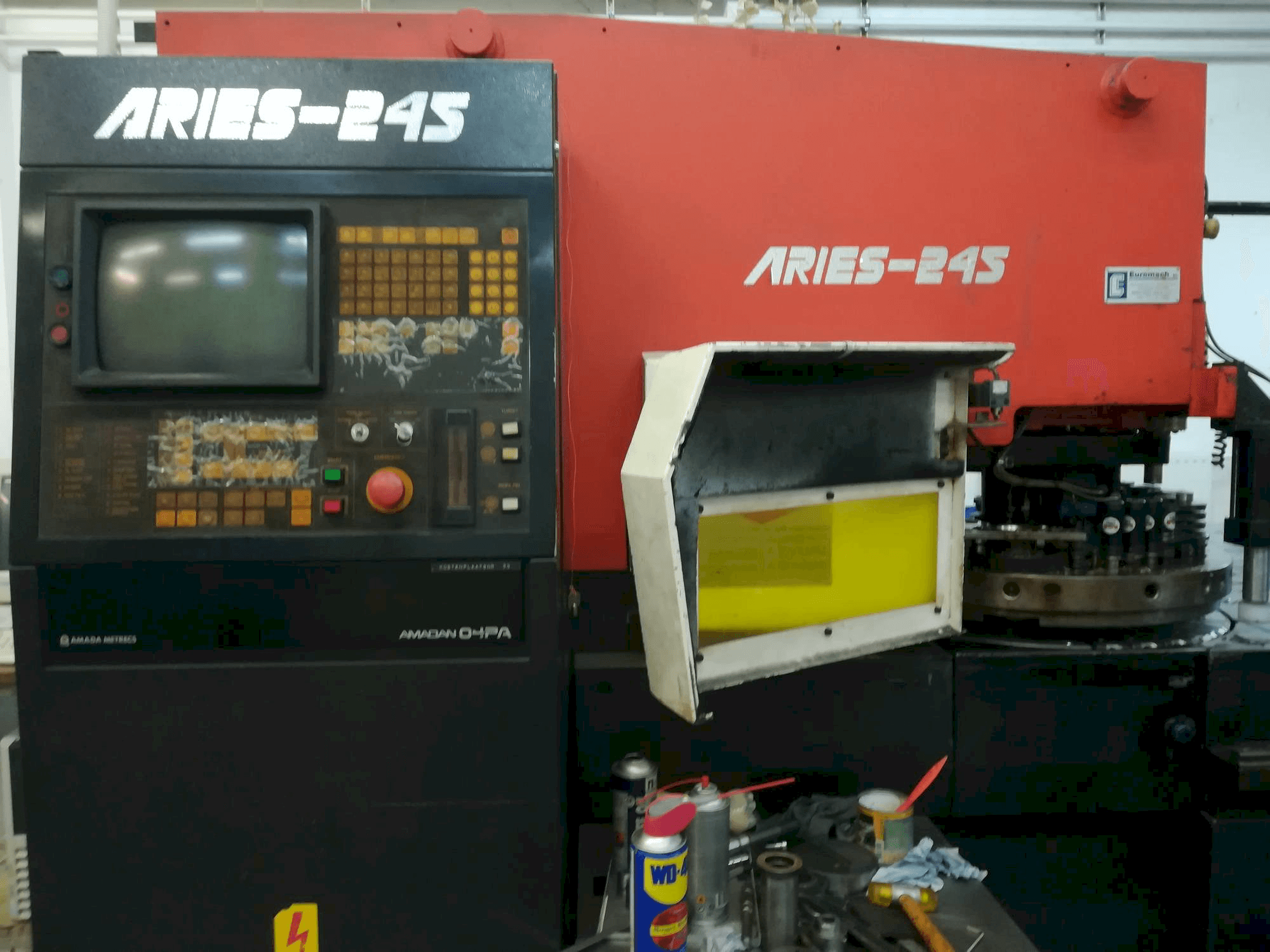 Prikaz stroja AMADA Aries 245 20Ton sprijeda