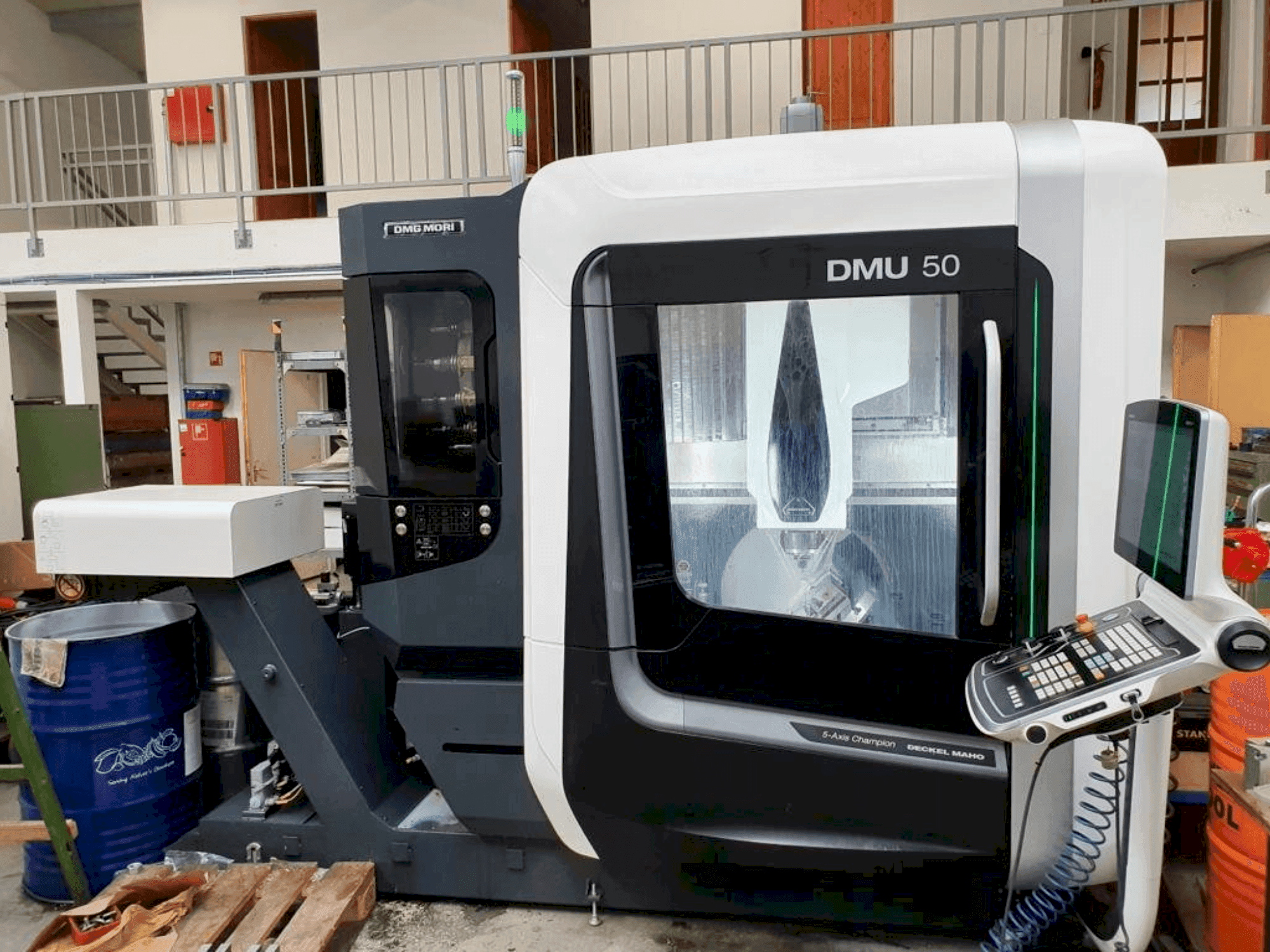Prikaz stroja DMG MORI DMU 50 sprijeda