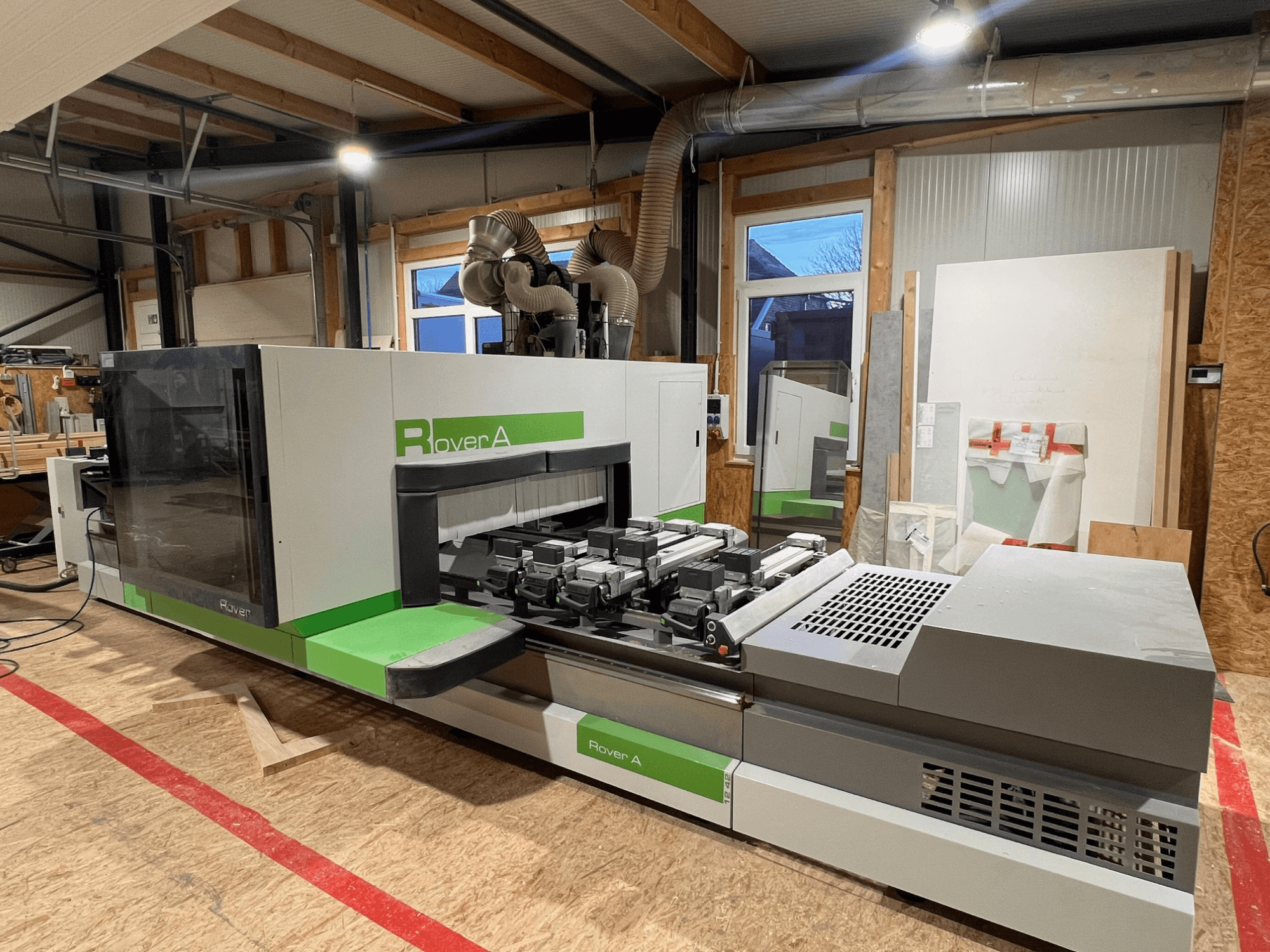 BIESSE Rover A 1242 CNC centar za obradu drva, prednji pogled s upravljačkom pločom i područjem rezanja u radioničkom okruženju.