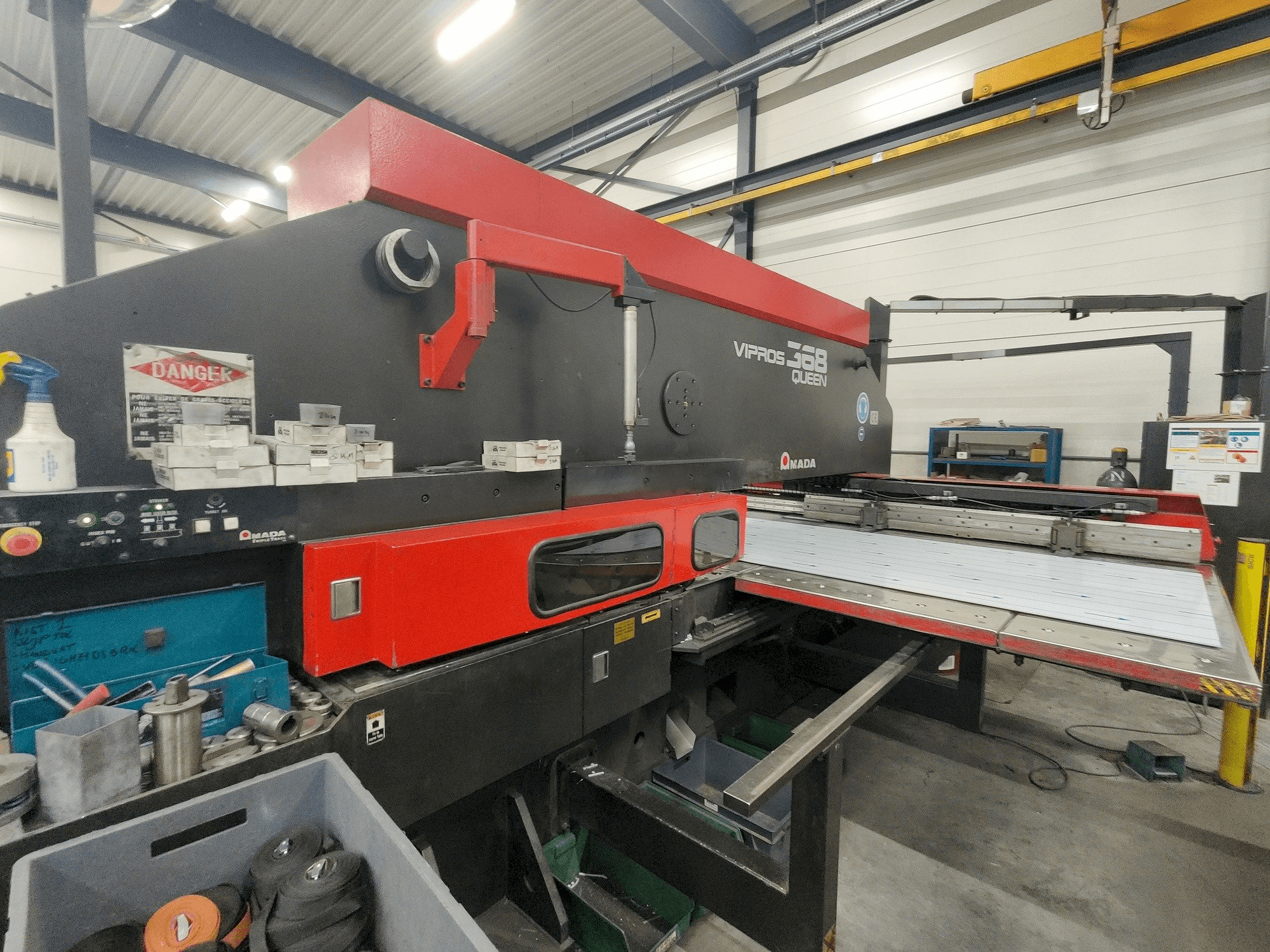 Prikaz stroja AMADA Vipros 357 Queen sprijeda