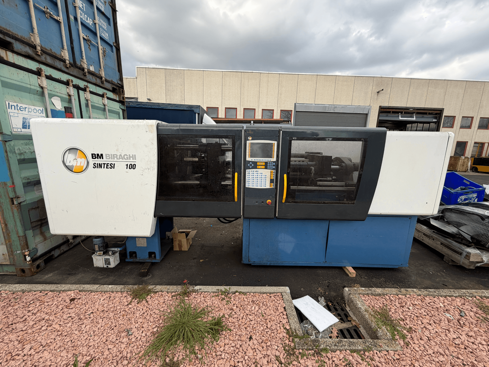 Negri Bossi BM BIRAGHI SINTESI 100 hidraulični stroj za brizganje plastike, prednji pogled, prikazuje upravljačku ploču i značajke operativnog dizajna.