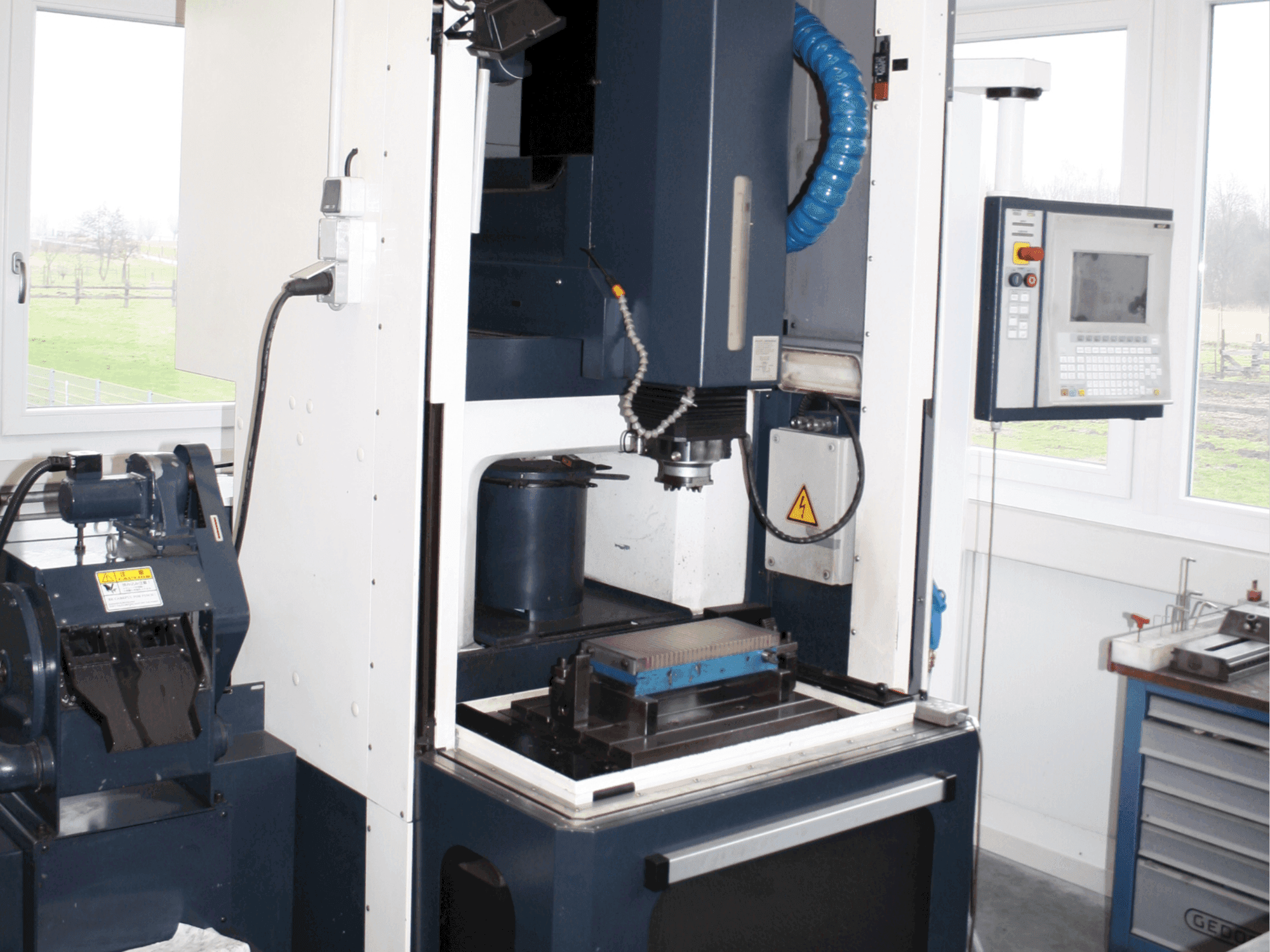 Prikaz stroja Makino EDNC 30 sprijeda