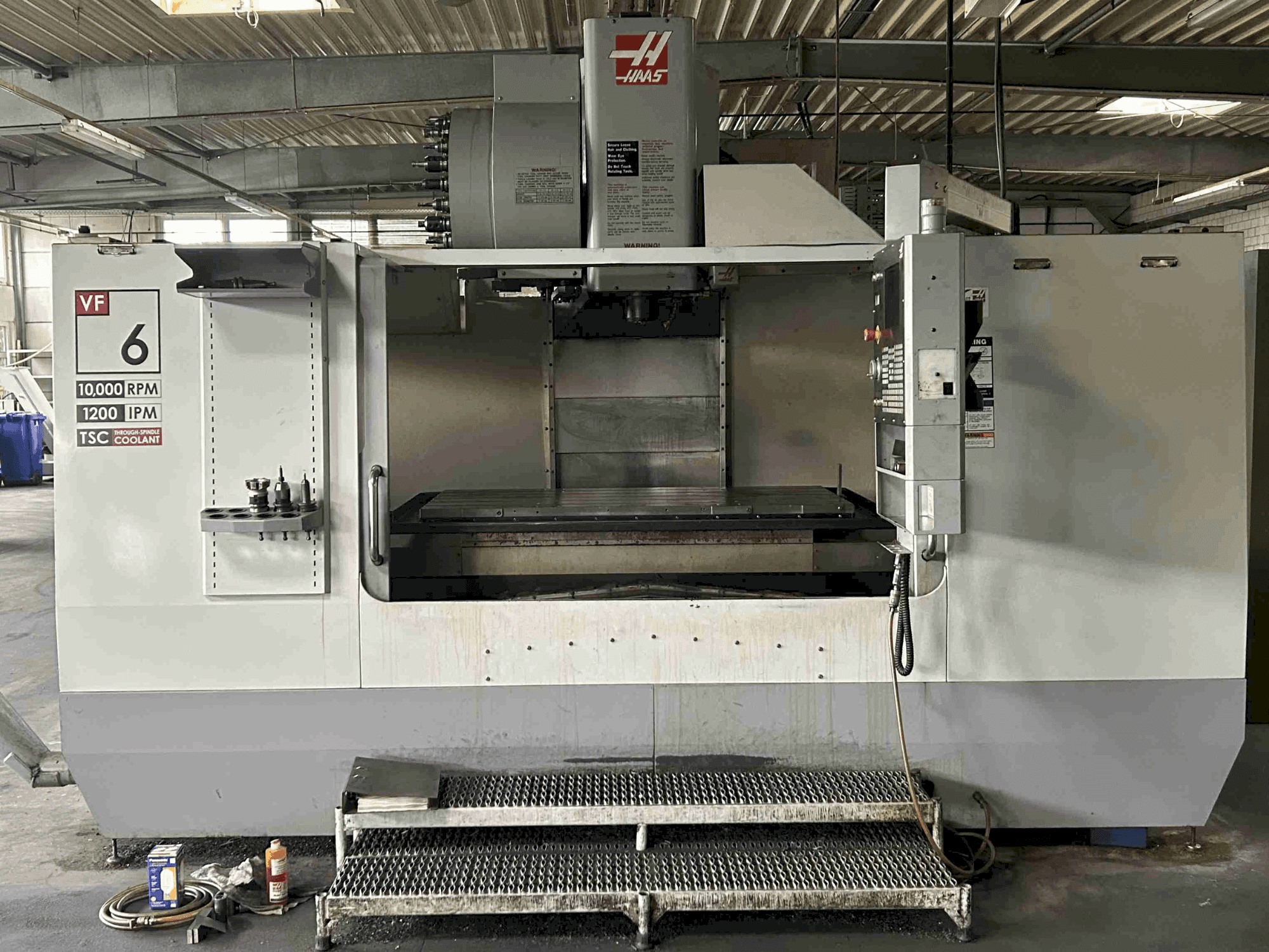 Prikaz stroja HAAS VF 6 BHE sprijeda