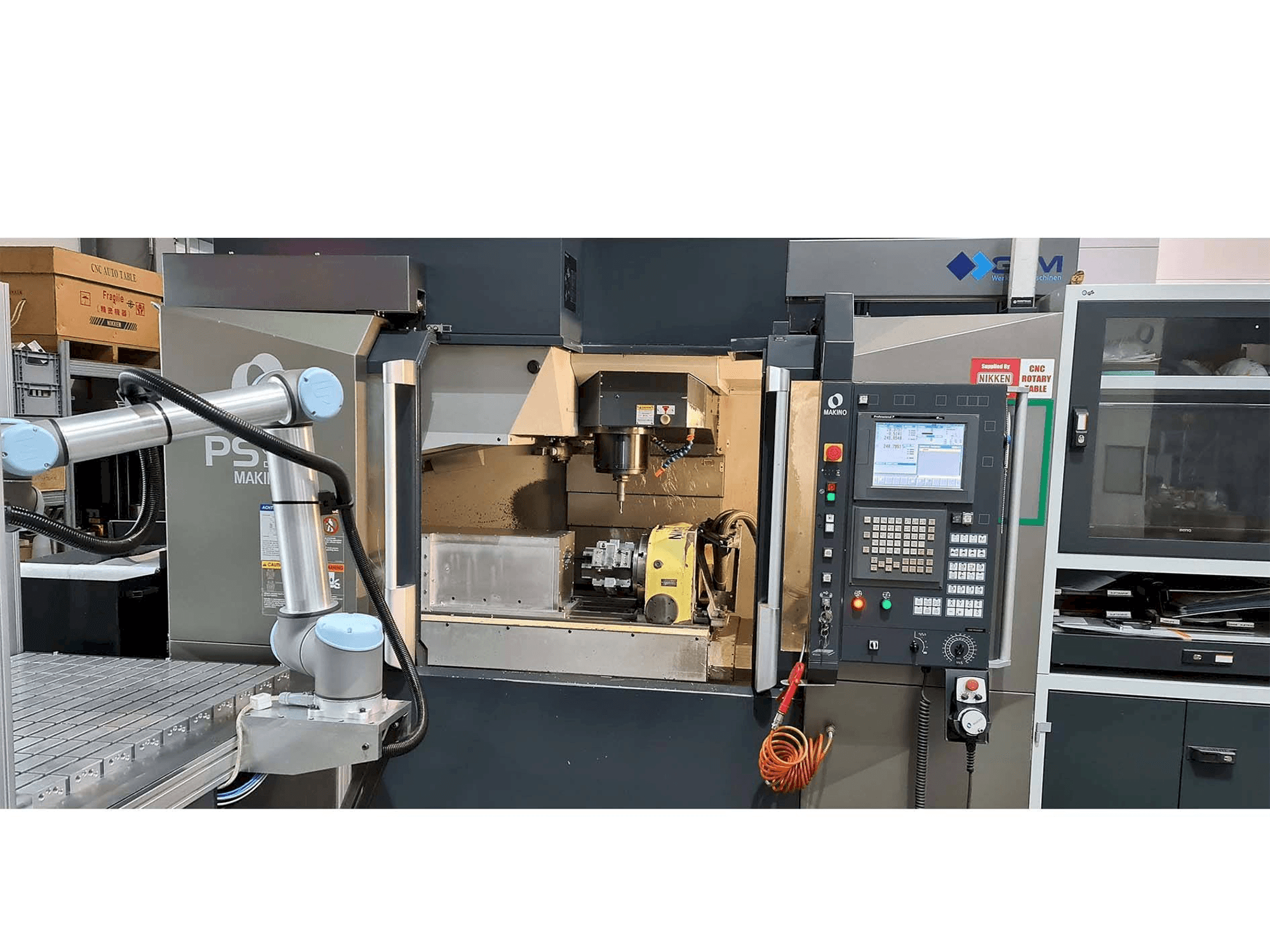 Prikaz stroja Makino PS95 sprijeda