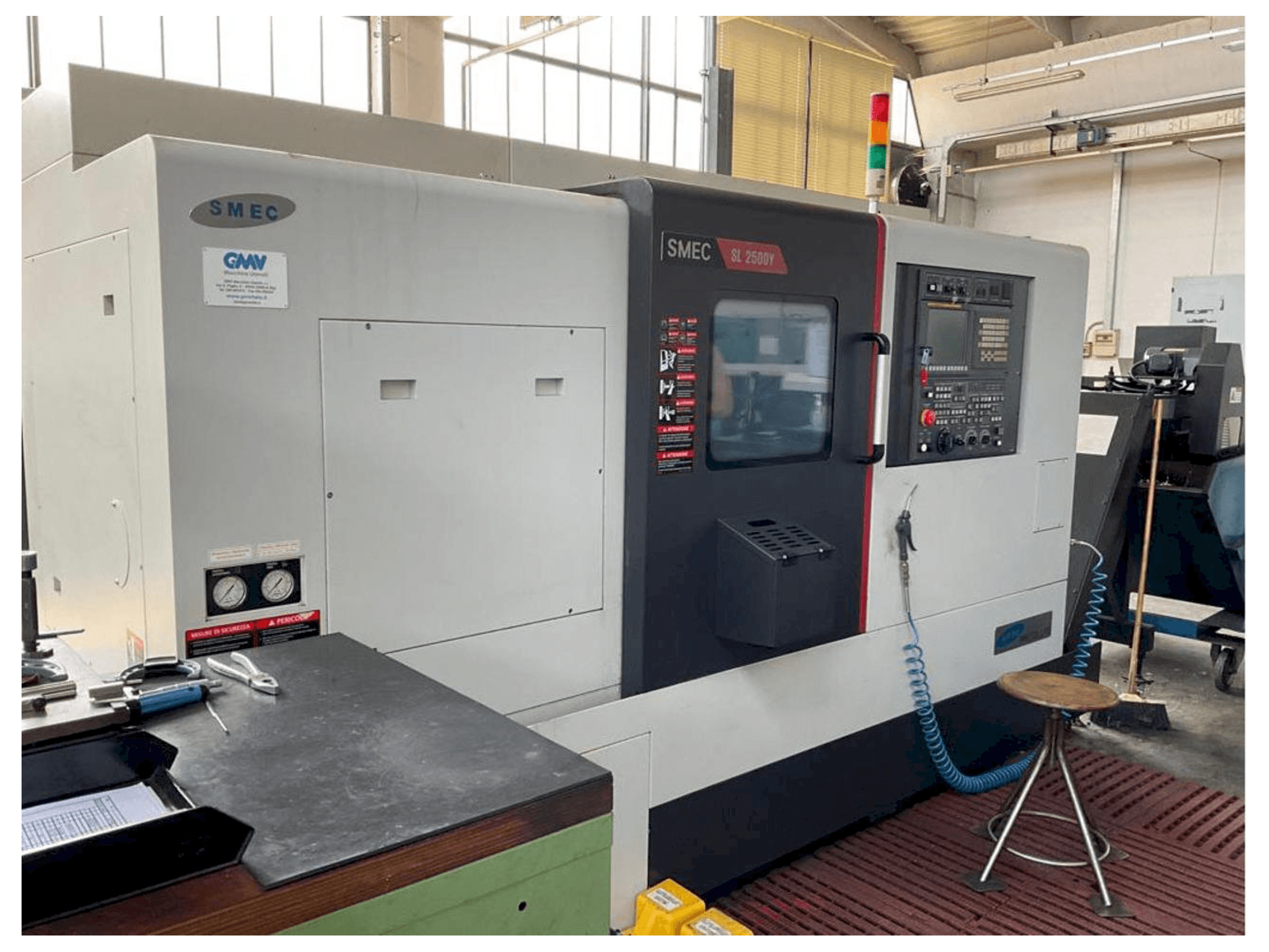 Prikaz stroja SMEC SL-2500Y sprijeda