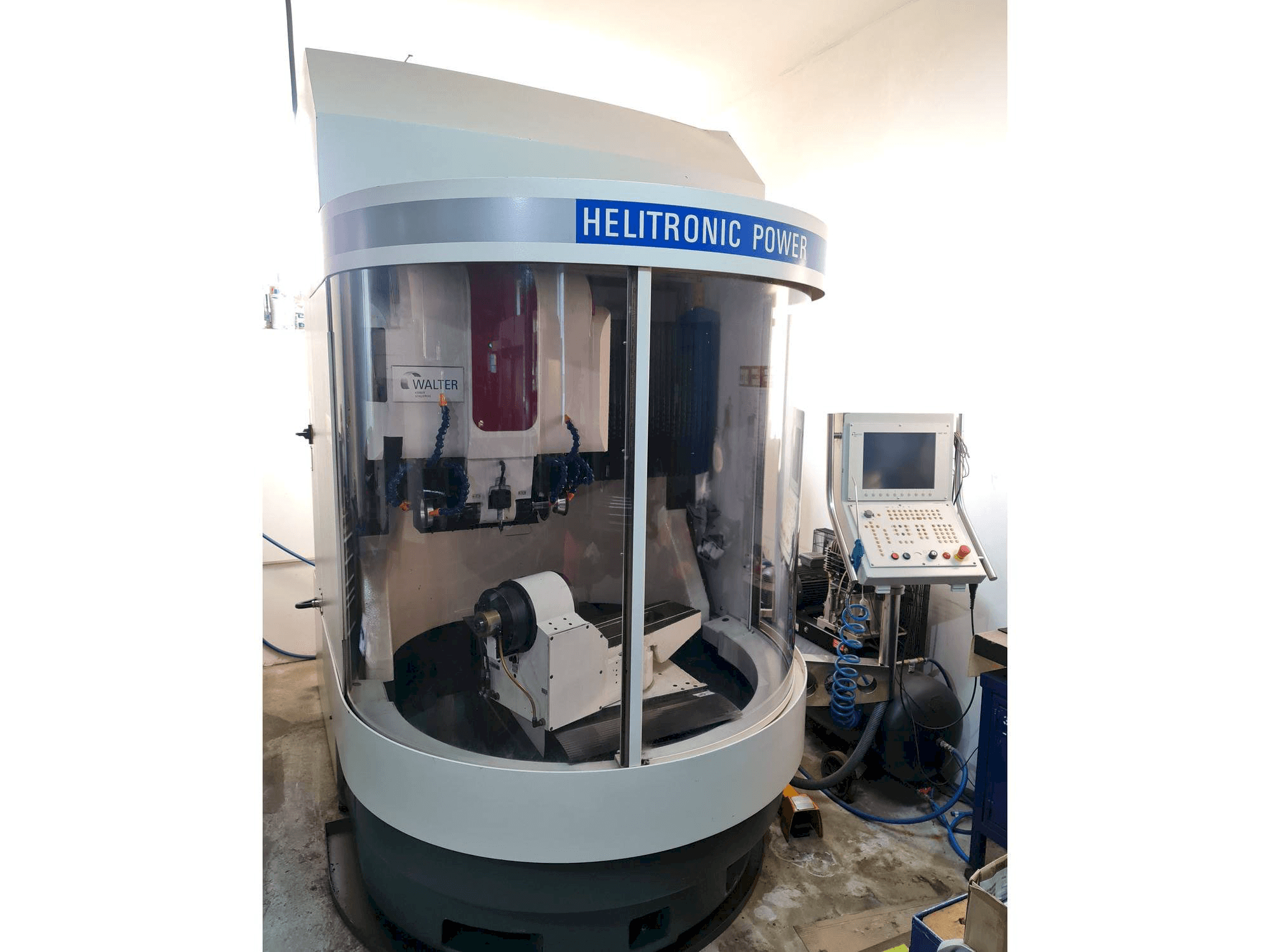Prikaz stroja Walter HELITRONIC POWER sprijeda