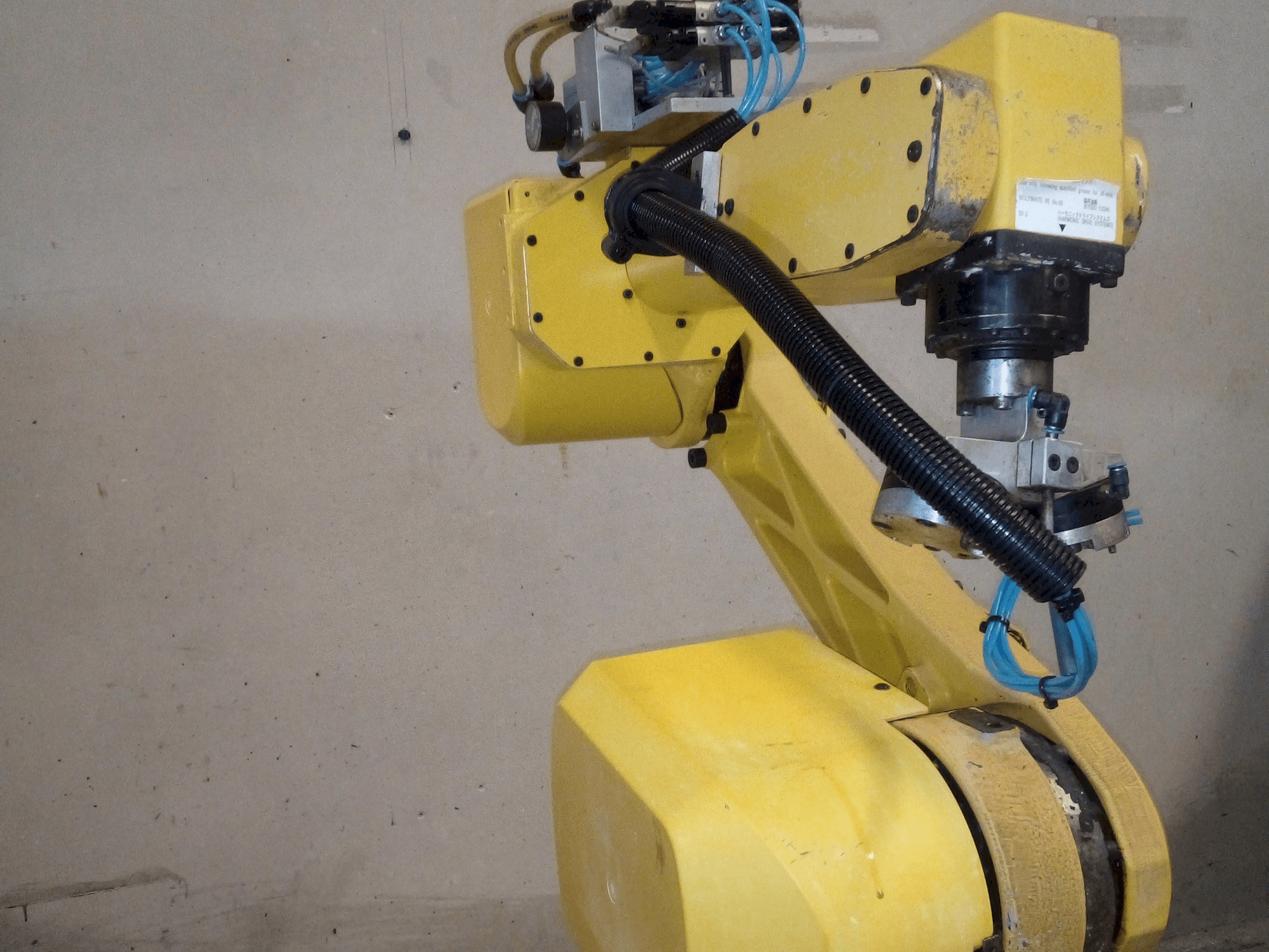 Prikaz stroja FANUC M-6iB sprijeda