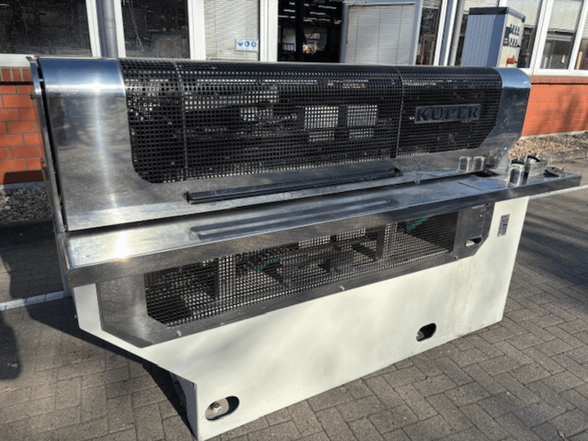 KUPER FLI giljotina za furnir, pogled sprijeda, s tijelom od nehrđajućeg čelika i zaštitnom mrežicom za siguran rad.