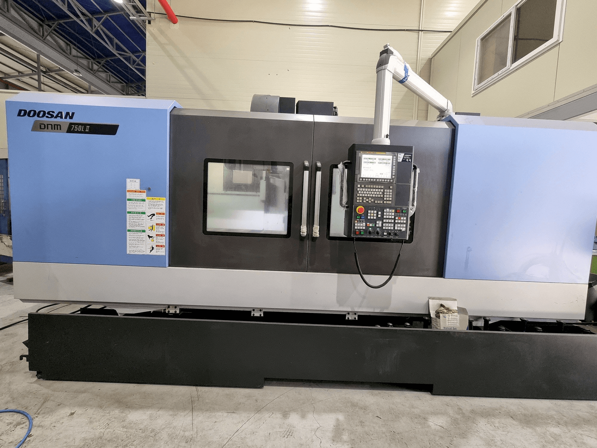 Prikaz stroja Doosan DNM 750L II sprijeda