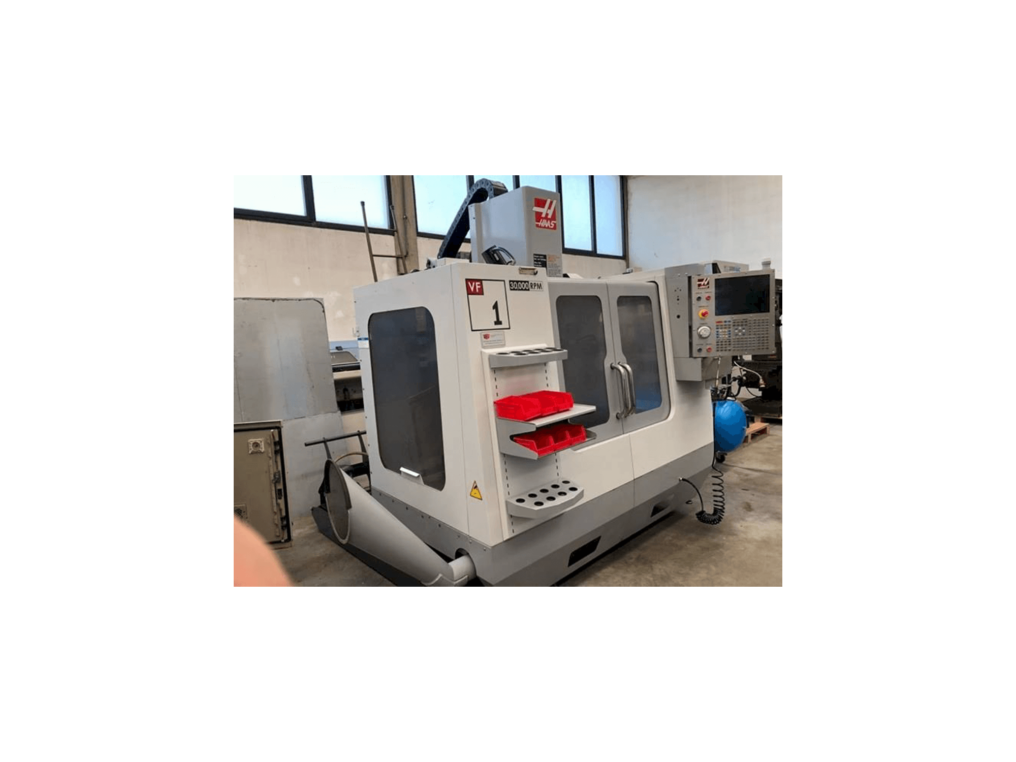 Prikaz stroja HAAS VF1 SS sprijeda