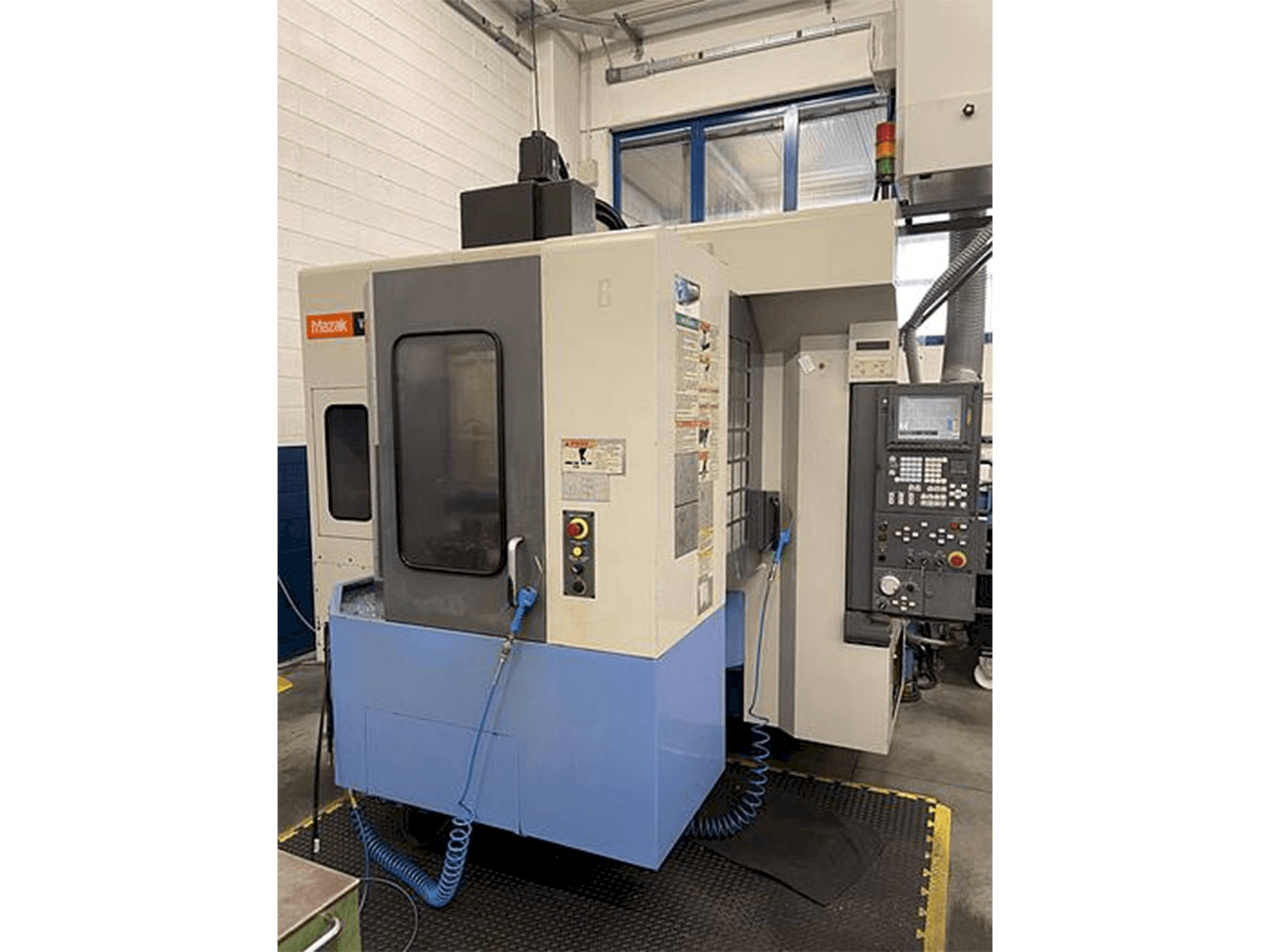 Prikaz stroja Mazak Variaxis 500-5X sprijeda