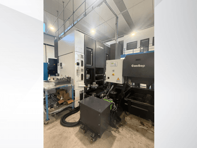 Okuma obradni centar s ConSep jedinicom, bočni pogled, s prikazom kontrola i industrijske postavke, uključujući spremnik za metalne strugotine.