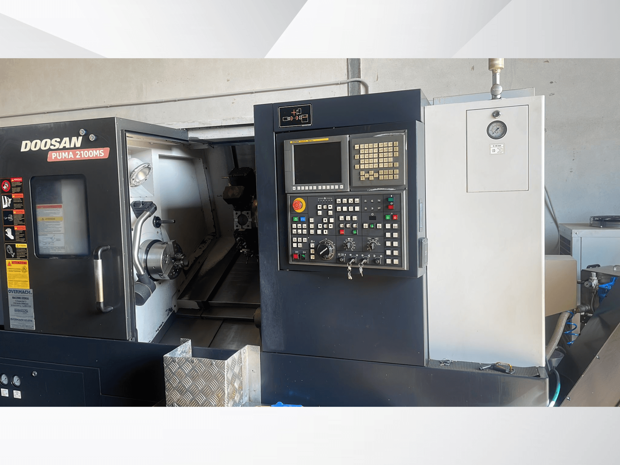 Prednji pogled na horizontalni tokarski stroj DOOSAN PUMA 2100MS, s prikazom upravljačke ploče, vretena i alata za rezanje unutar komore.