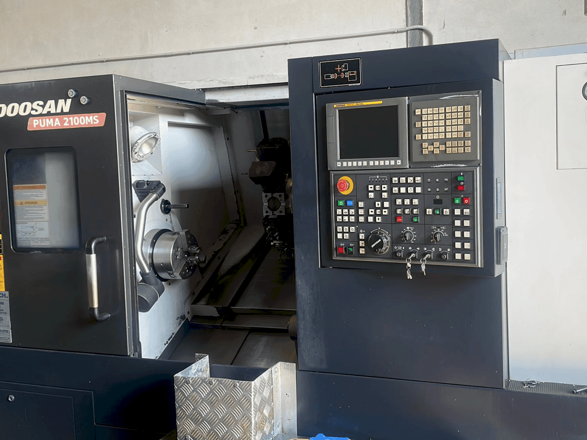 Prikaz stroja DOOSAN PUMA 2100MS sprijeda