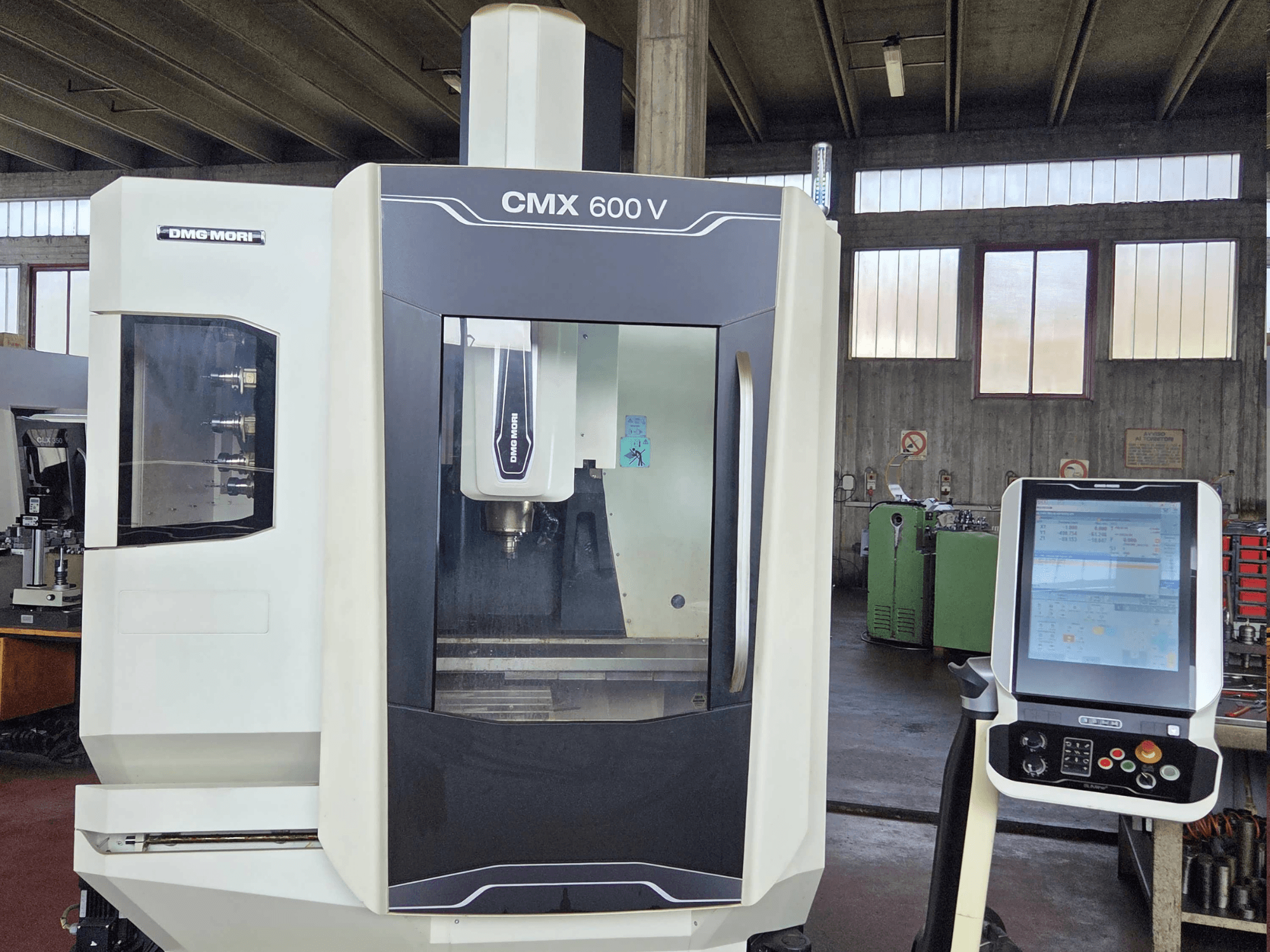 Vertikalni obradni centar DMG MORI CMX 600V u prednjem pogledu, s detaljima upravljačke ploče i područja vretena.