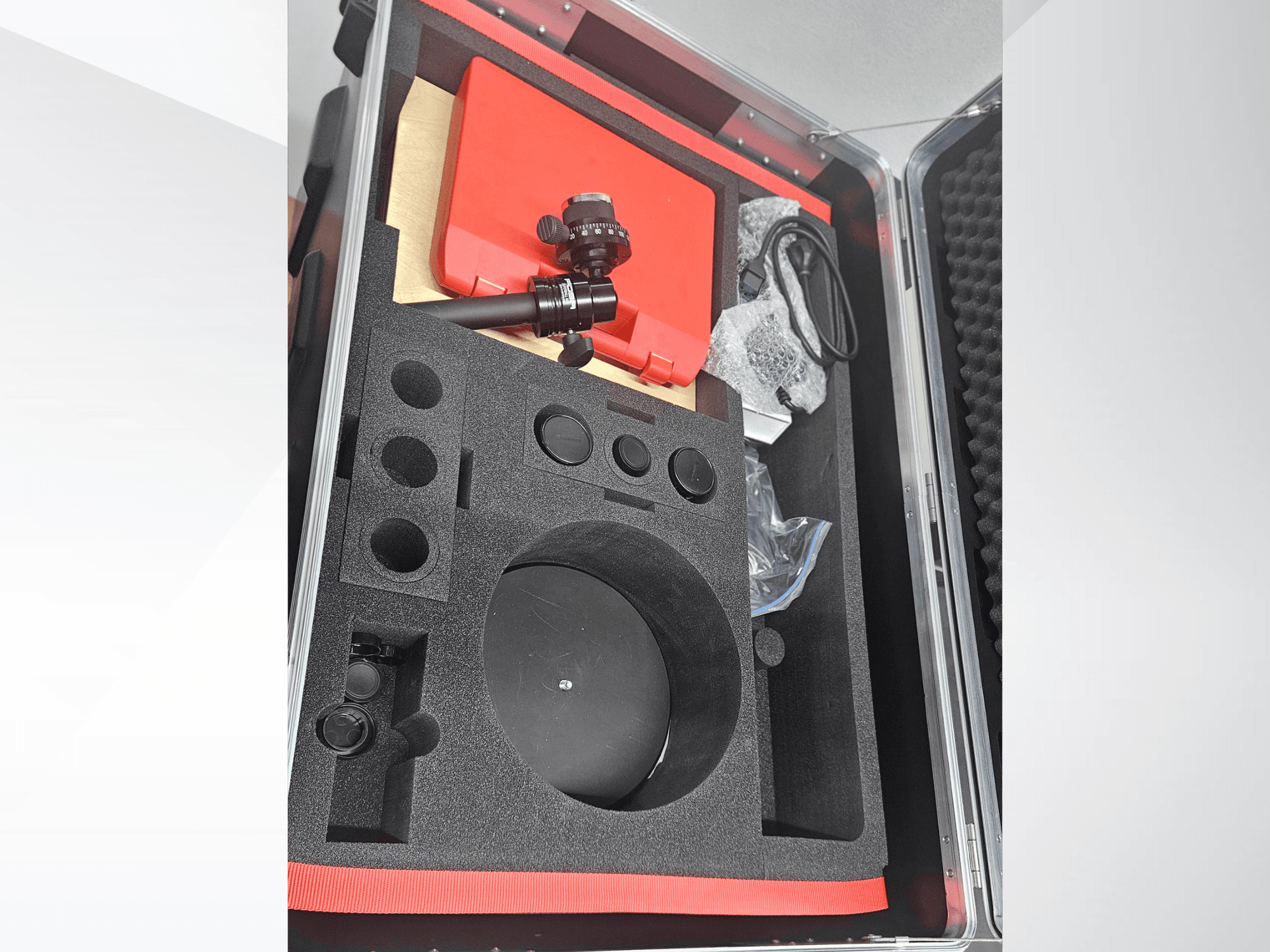 ZEISS GOM ATOS 5 komponente optičkog mjernog stroja u kućištu obloženom pjenom, s lećom, priborom i zaštitnim pakiranjem.