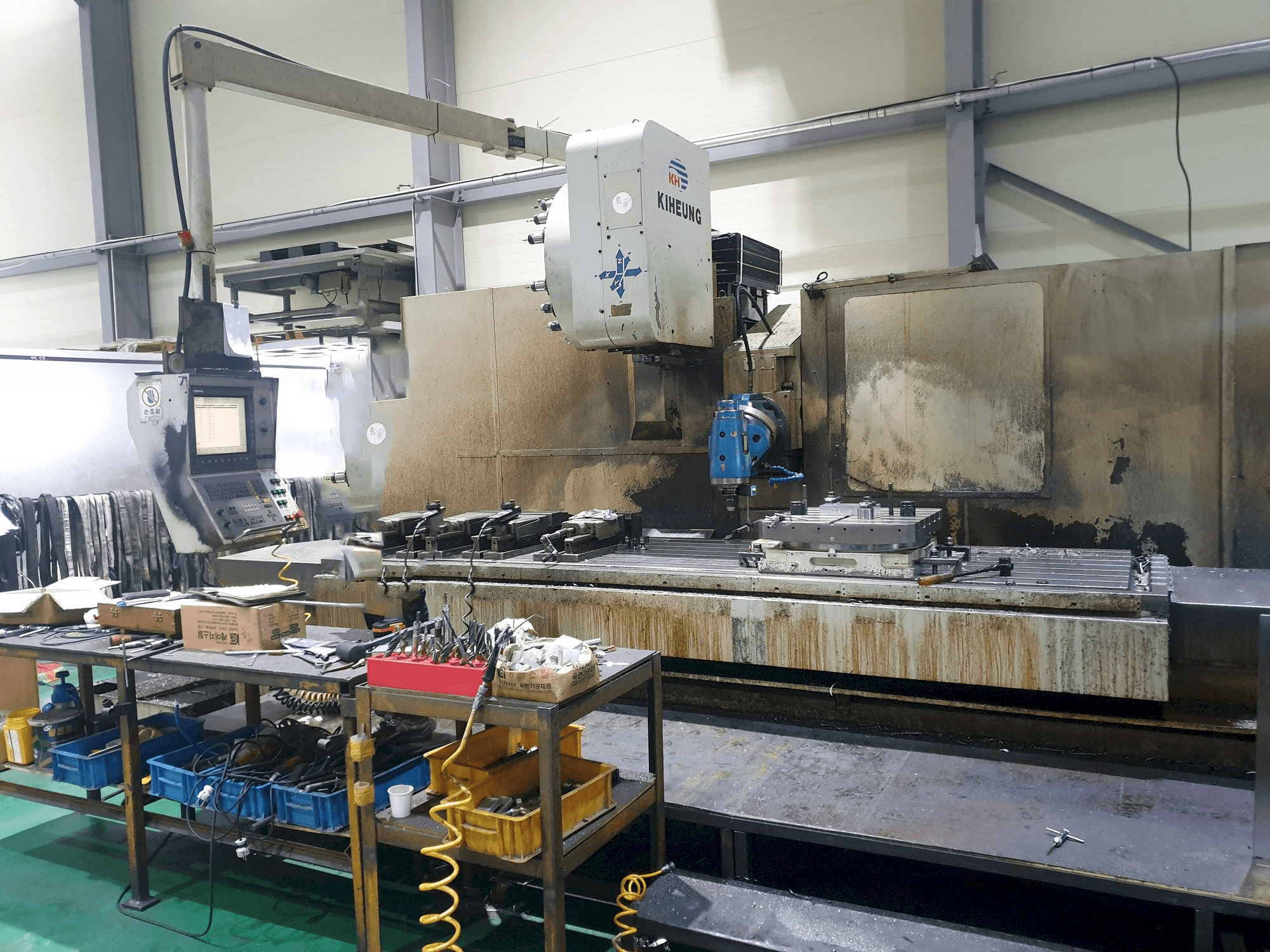 Prikaz stroja KIHEUNG KNC-U1000 sprijeda