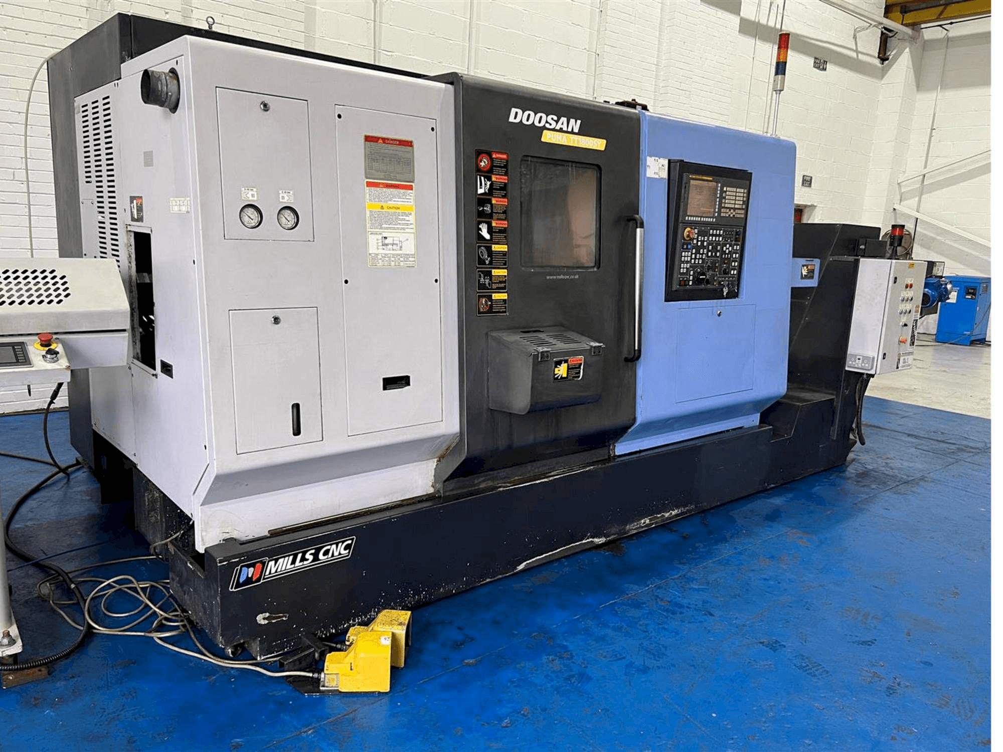 Prikaz stroja Doosan TT1800SY sprijeda