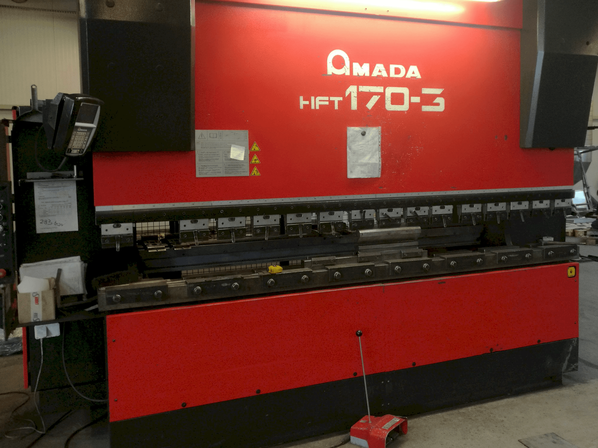 Prikaz stroja AMADA HFT 170-3 sprijeda