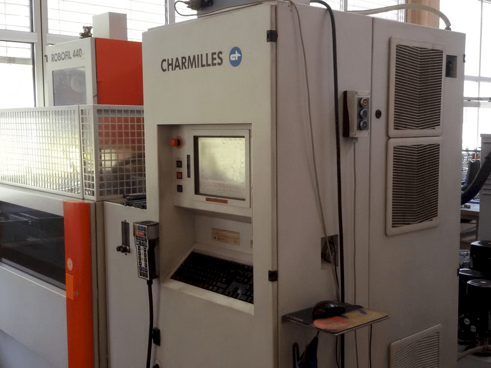 Prikaz stroja CHARMILLES Robofil 440CC sprijeda