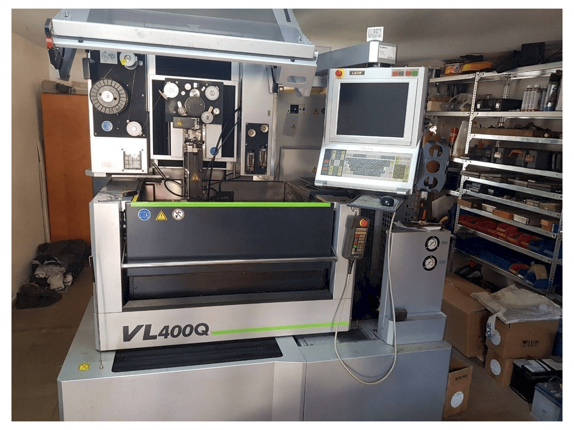 Prikaz stroja Sodick VL 400Q sprijeda