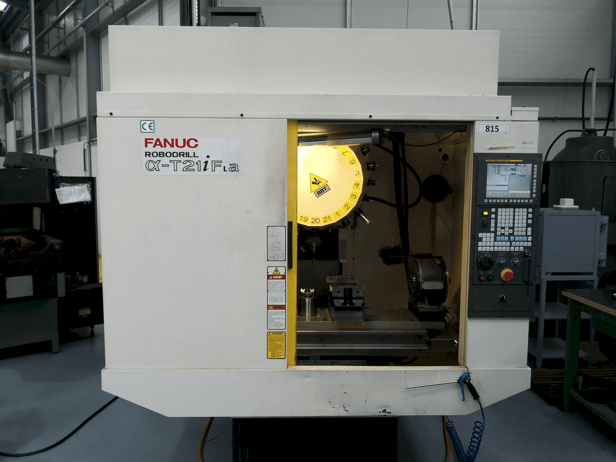 Prikaz stroja FANUC Robodrill T21iFa sprijeda