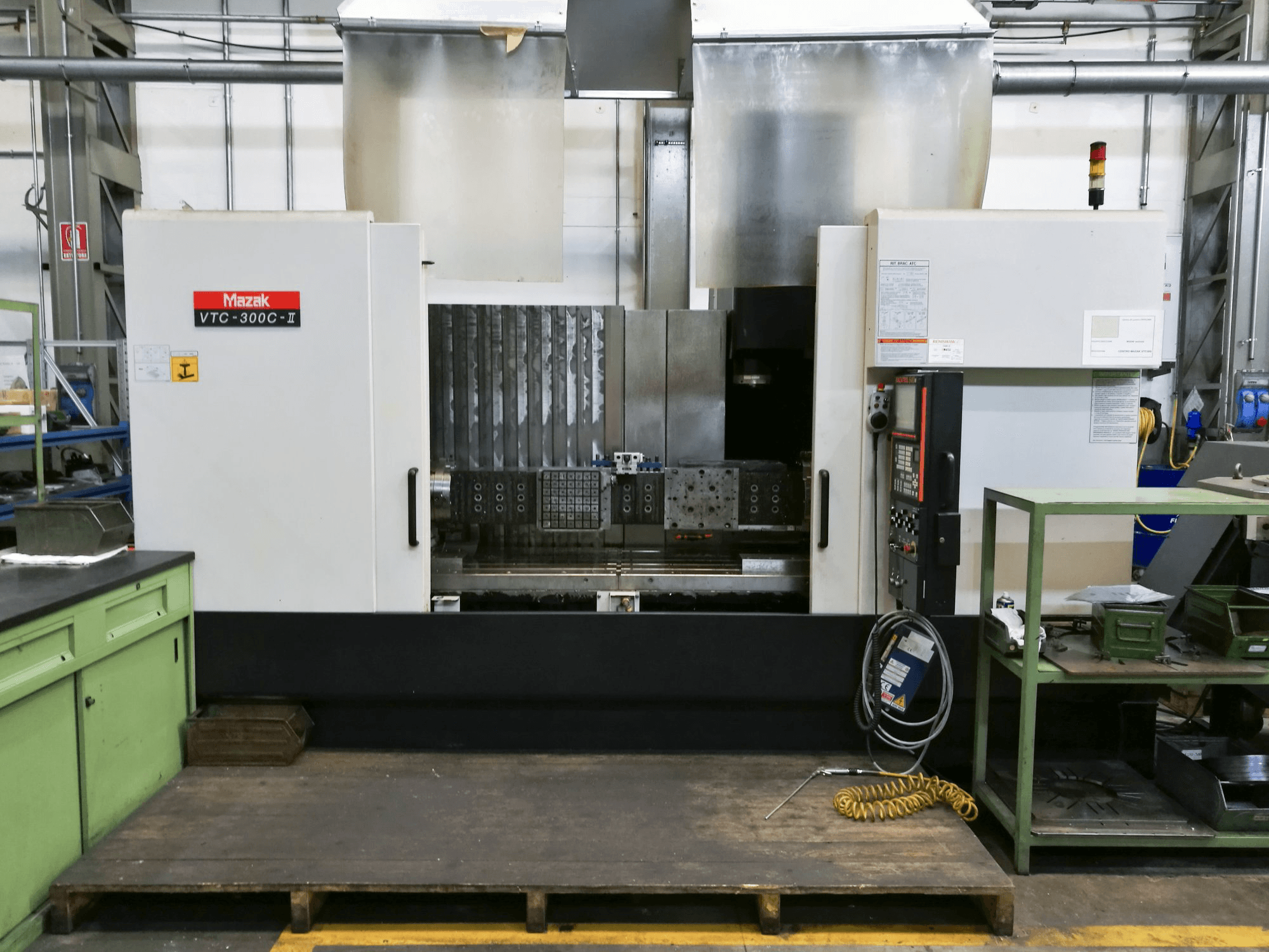 Prikaz stroja Mazak VTC-300C sprijeda