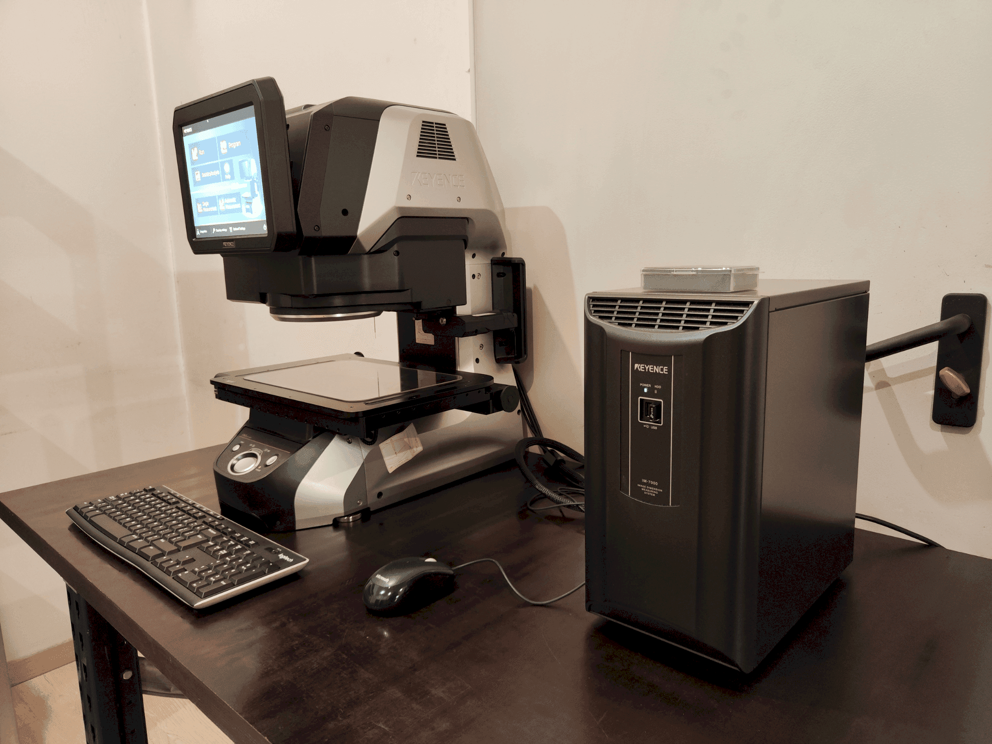 Prikaz stroja KEYENCE IM-7030T sprijeda