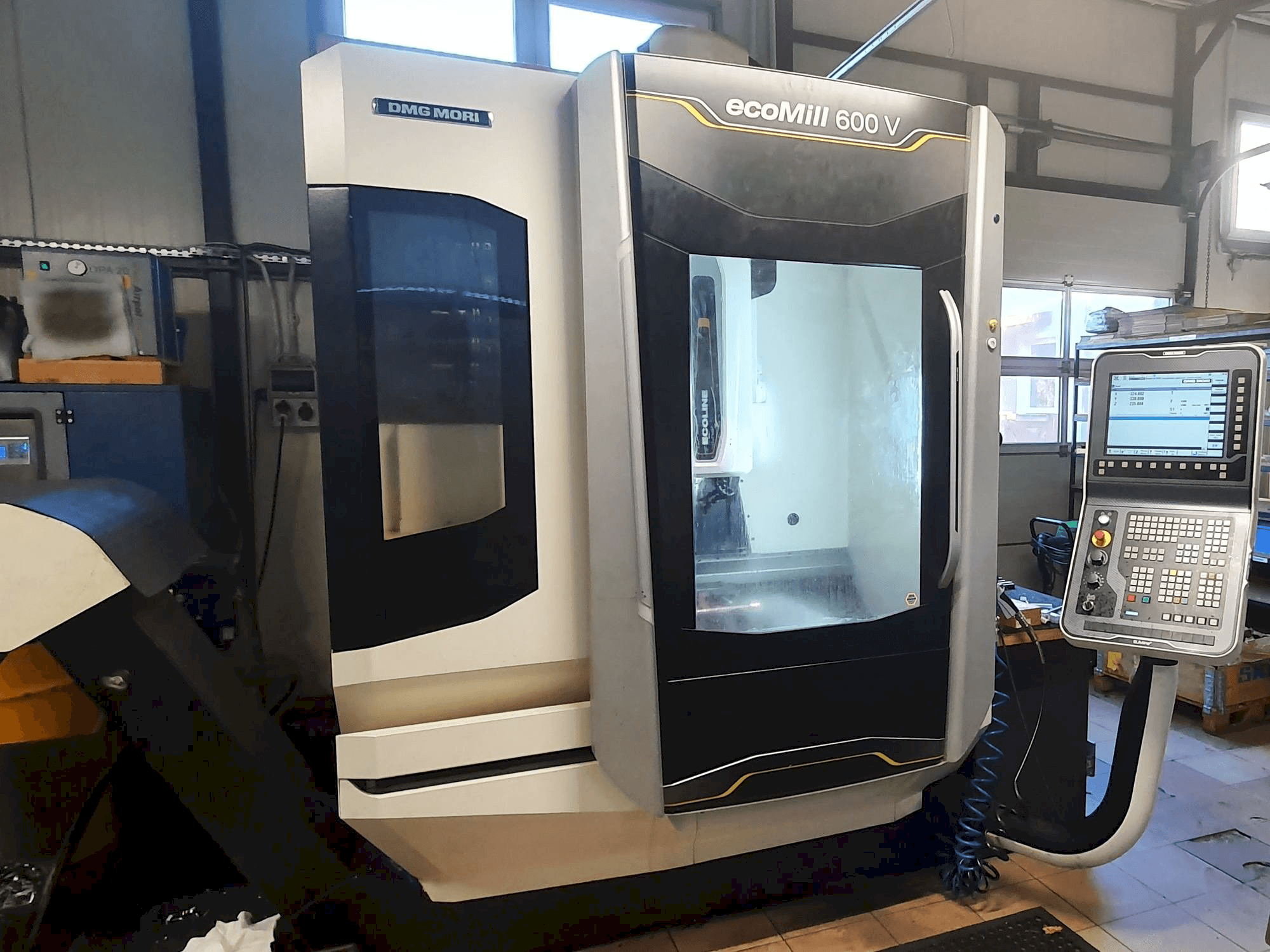 Prikaz stroja DMG MORI Ecomill 600 V sprijeda