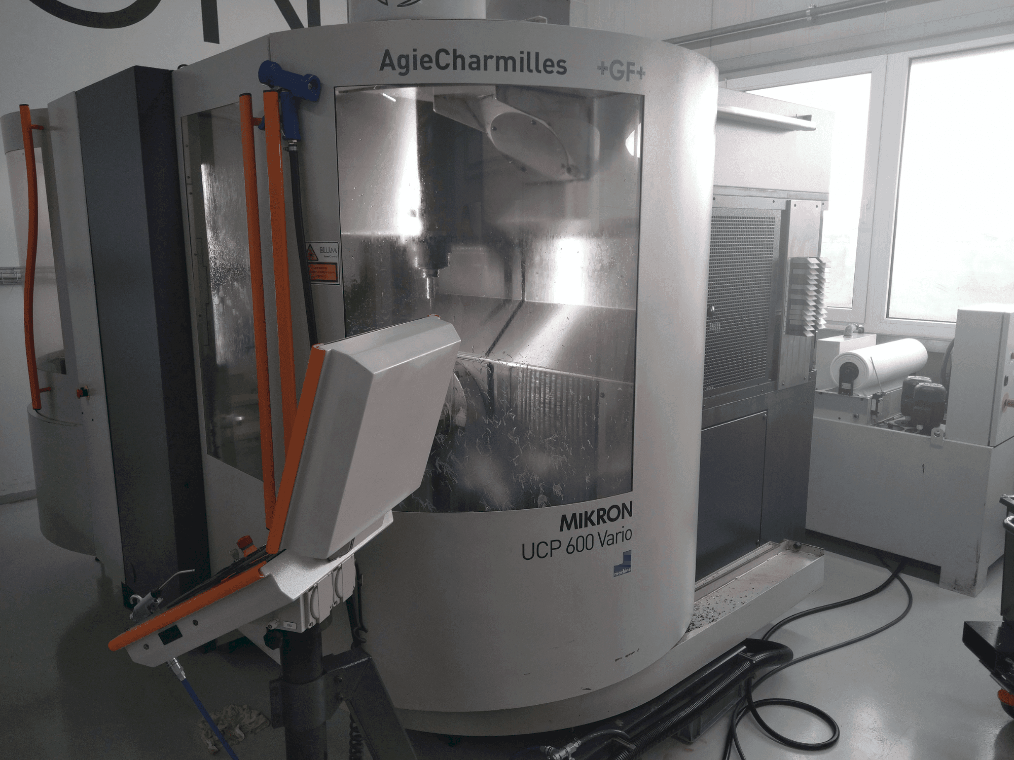 Prikaz stroja MIKRON UCP 600 Vario sprijeda