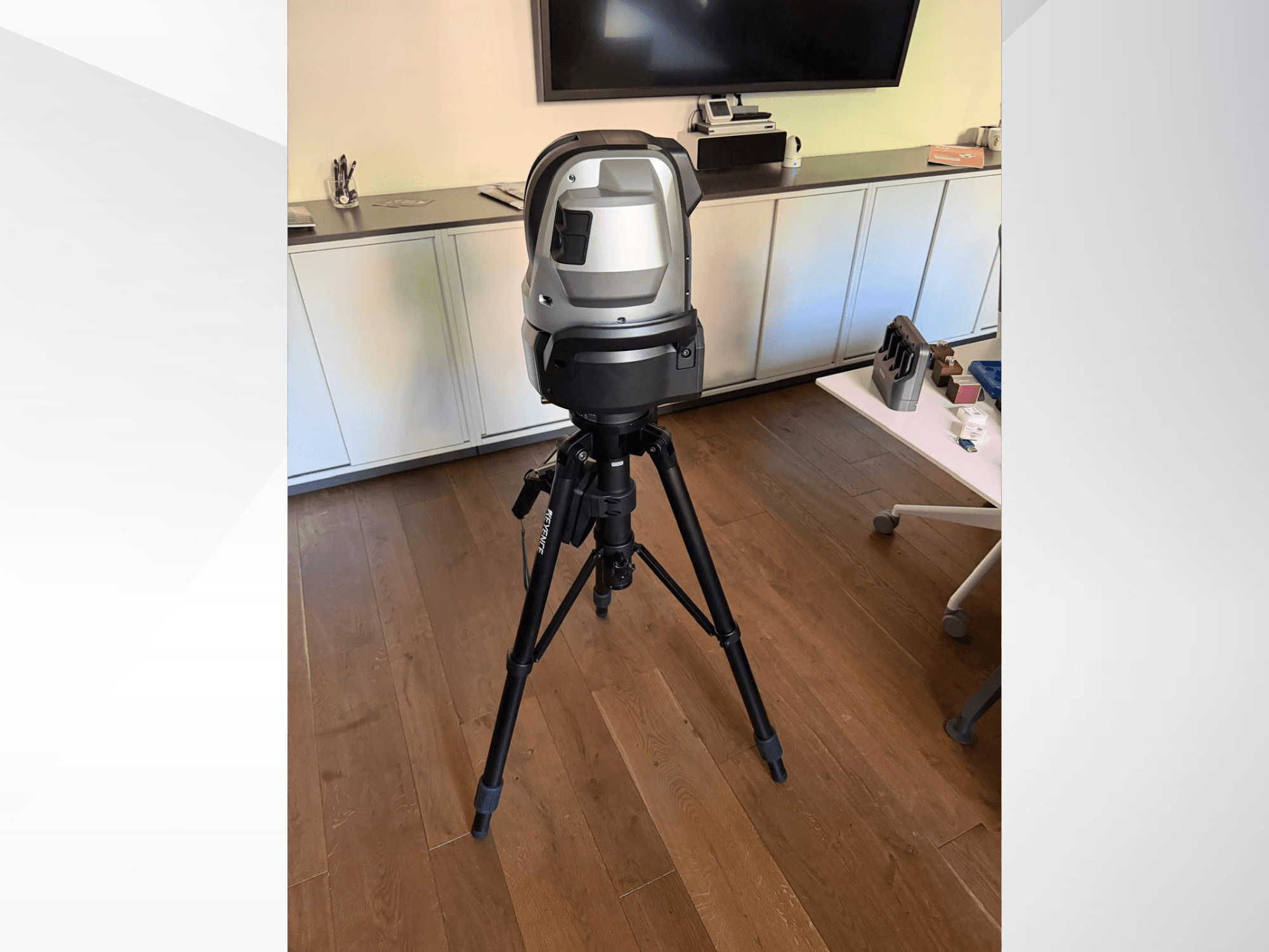 KEYENCE WM c3000 Koordinatni mjerni stroj gledan sprijeda, postavljen na tronožac s elegantnim dizajnom i upravljačkim sučeljem.