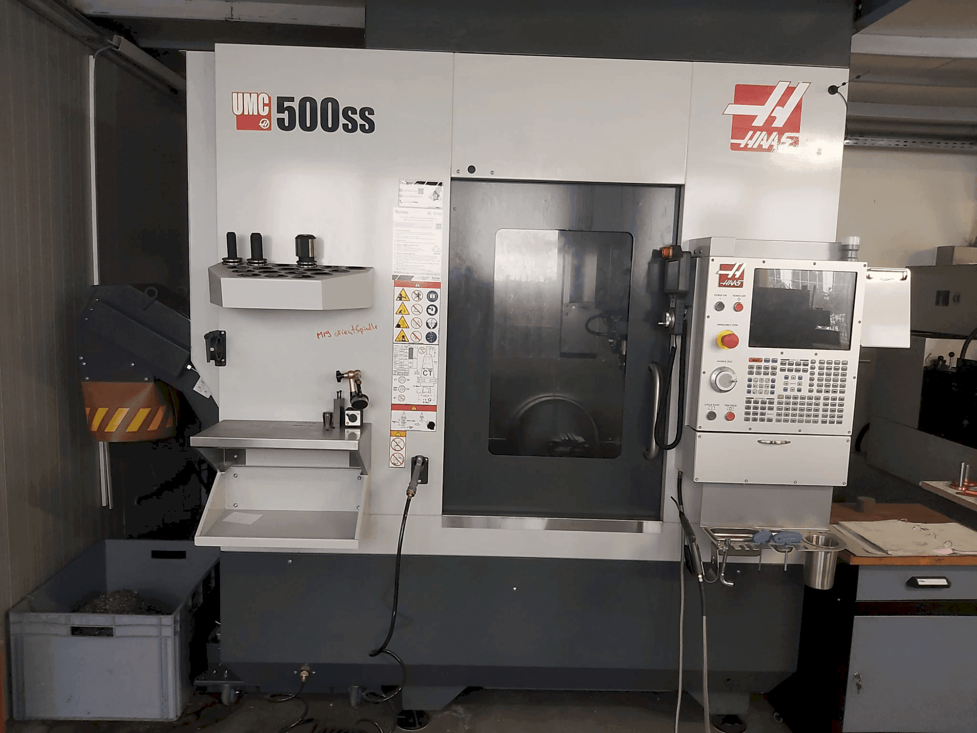 Prikaz stroja HAAS UMC-500SS sprijeda