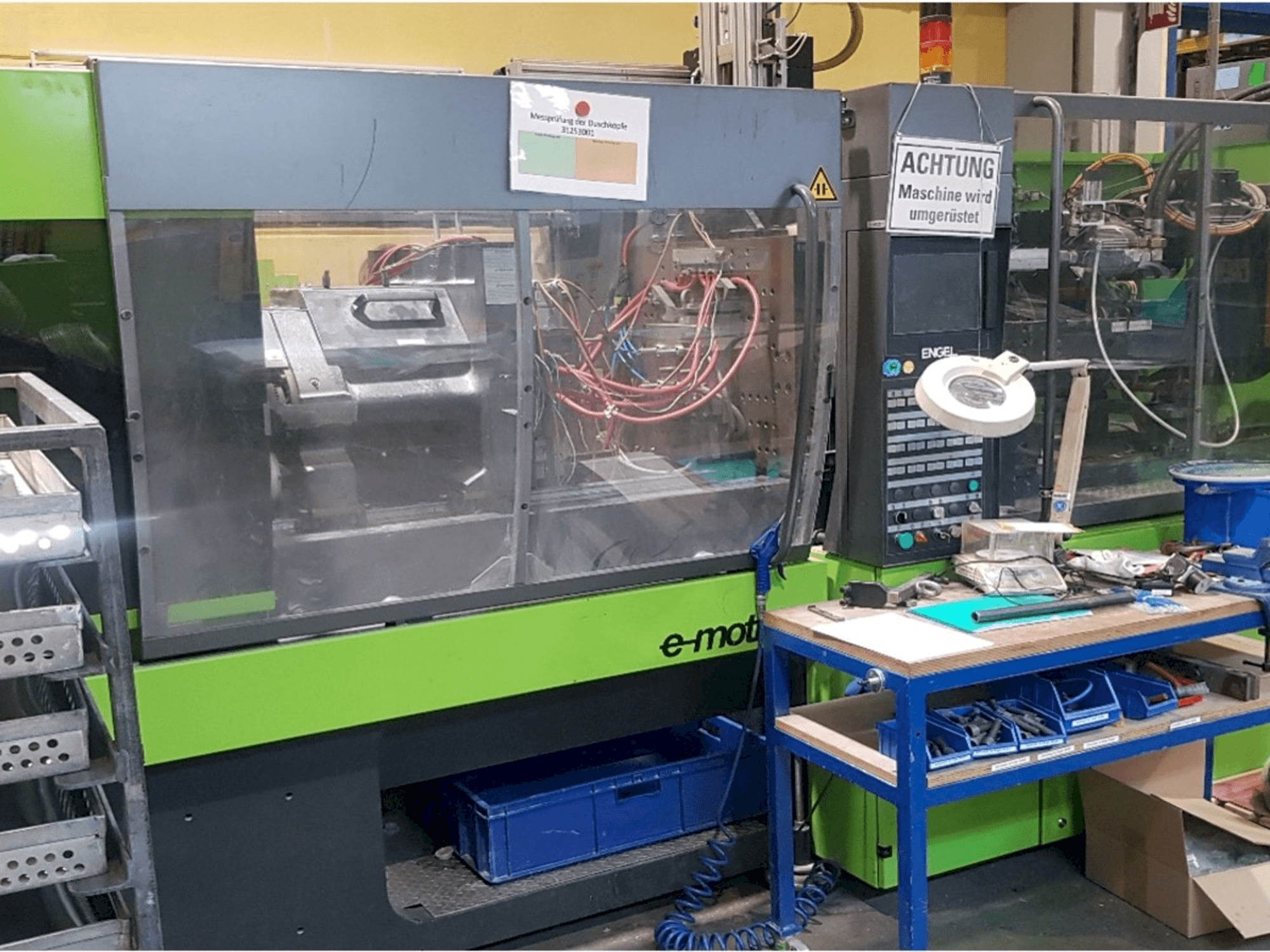 Prikaz stroja ENGEL e-motion 200/100 sprijeda