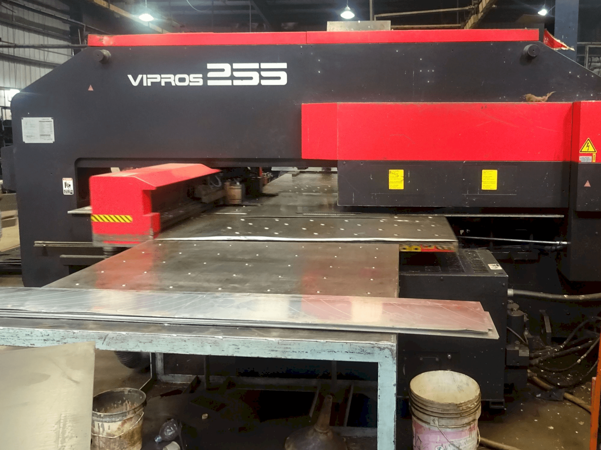 Prikaz lijeve strane stroja AMADA Vipros 255