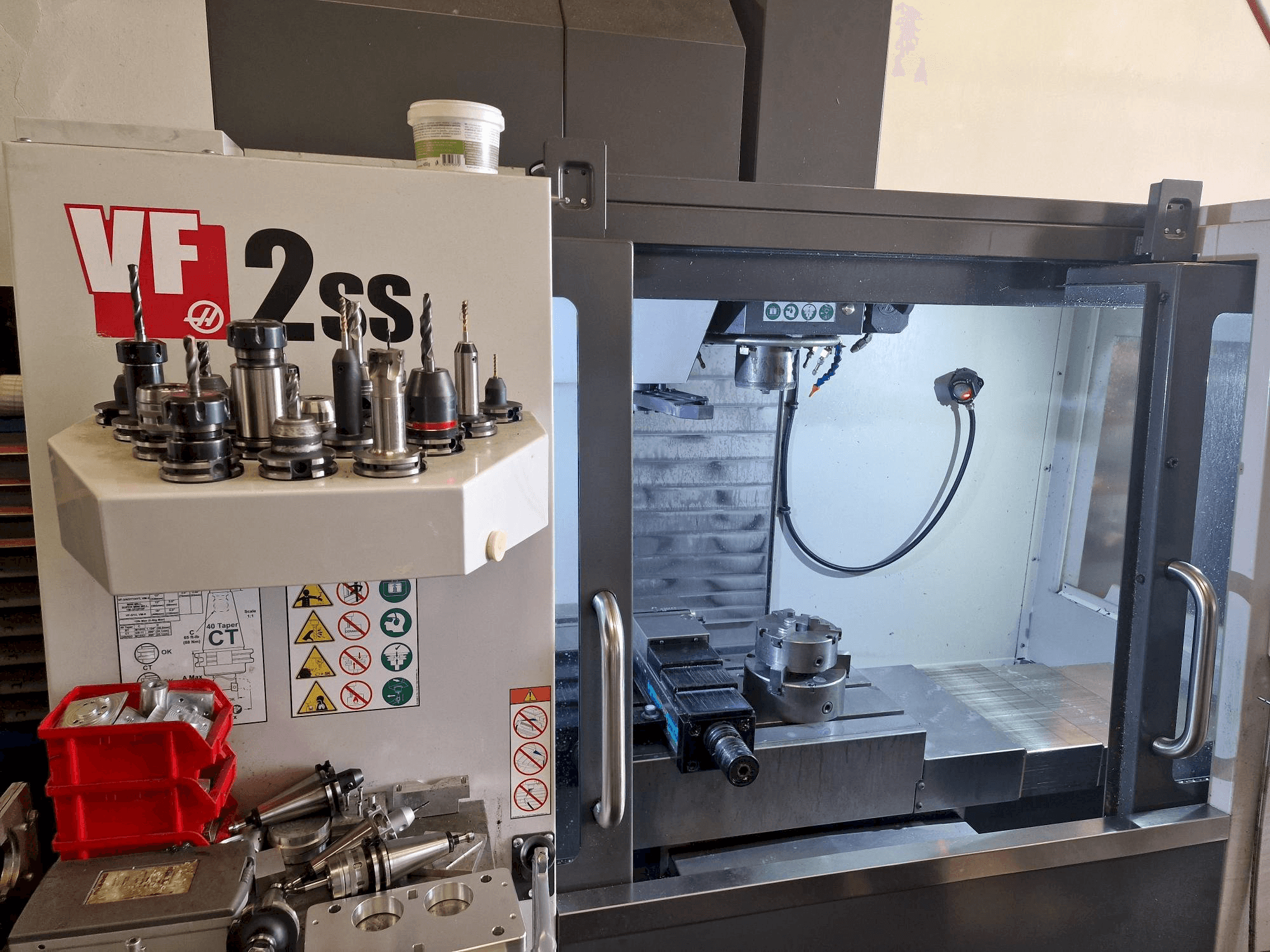 Prikaz stroja HAAS VF-2SS sprijeda