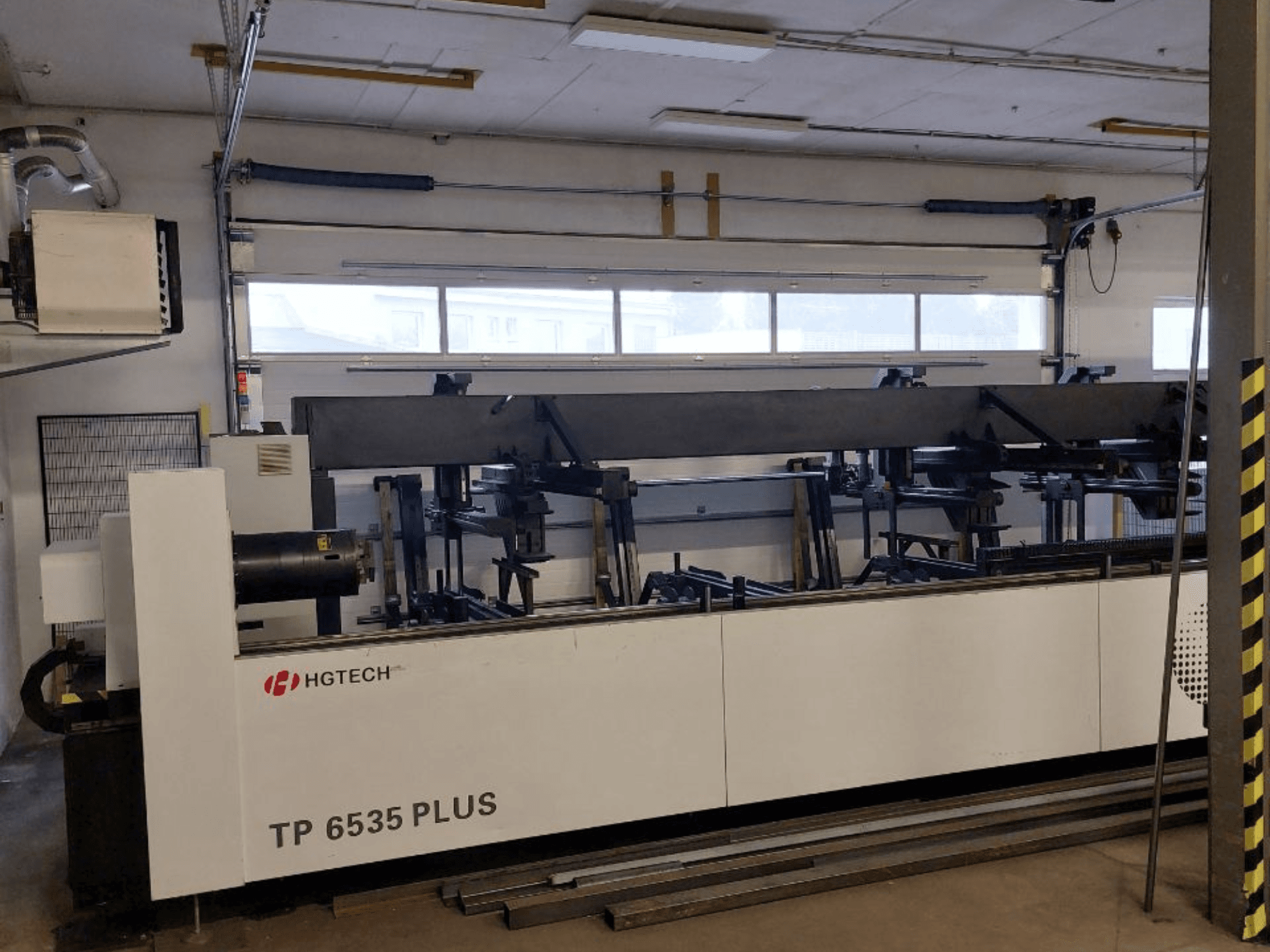 HGTECH TP 6535 PLUS, prednji pogled na veliki industrijski stroj s više krakova za preciznu izradu, postavljen u radionici.