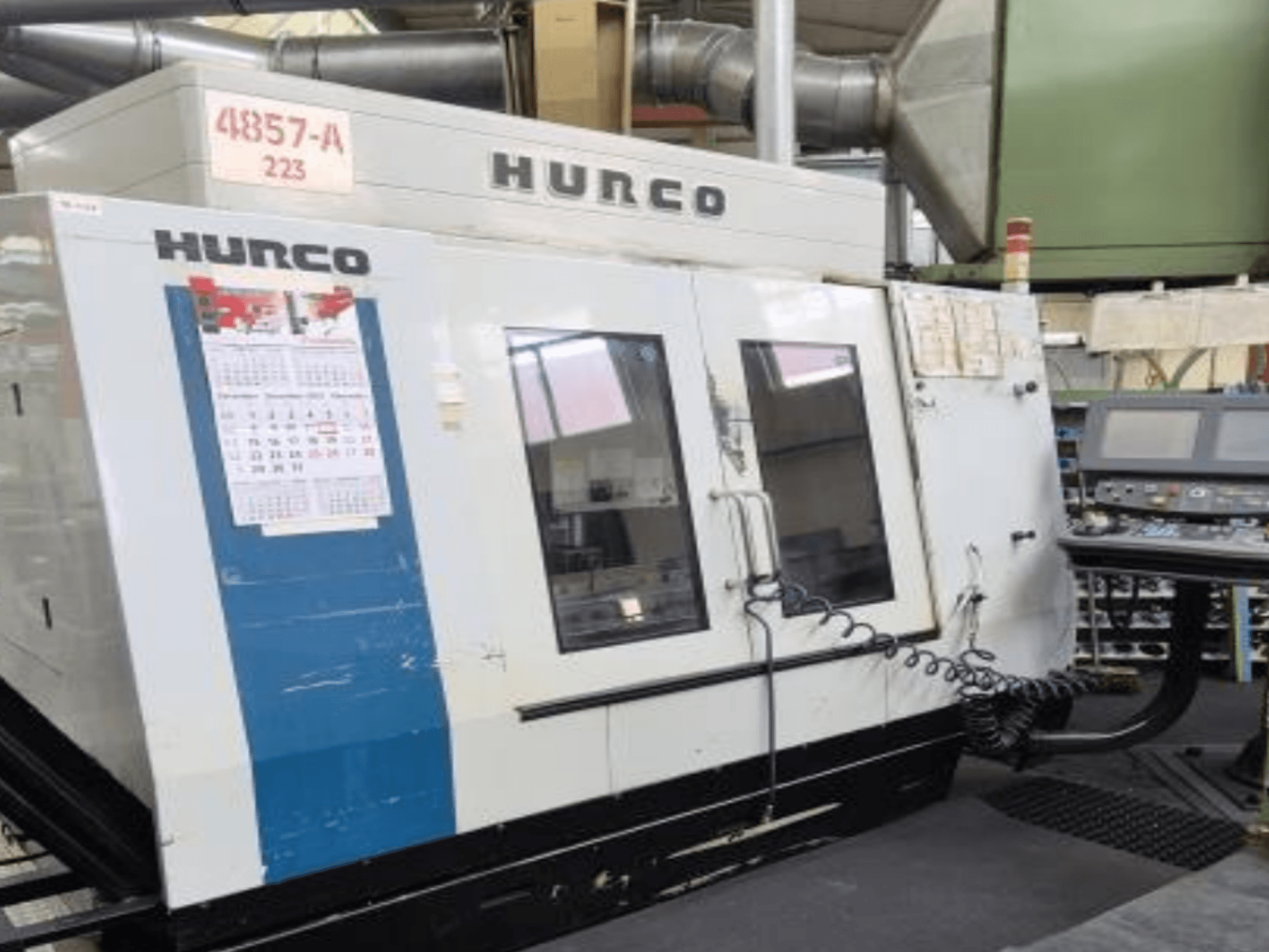 Vertikalni obradni centar Hurco VMX 42 u prednjem pogledu, s upravljačkom pločom, kalendarom i metalnim vanjskim detaljima.