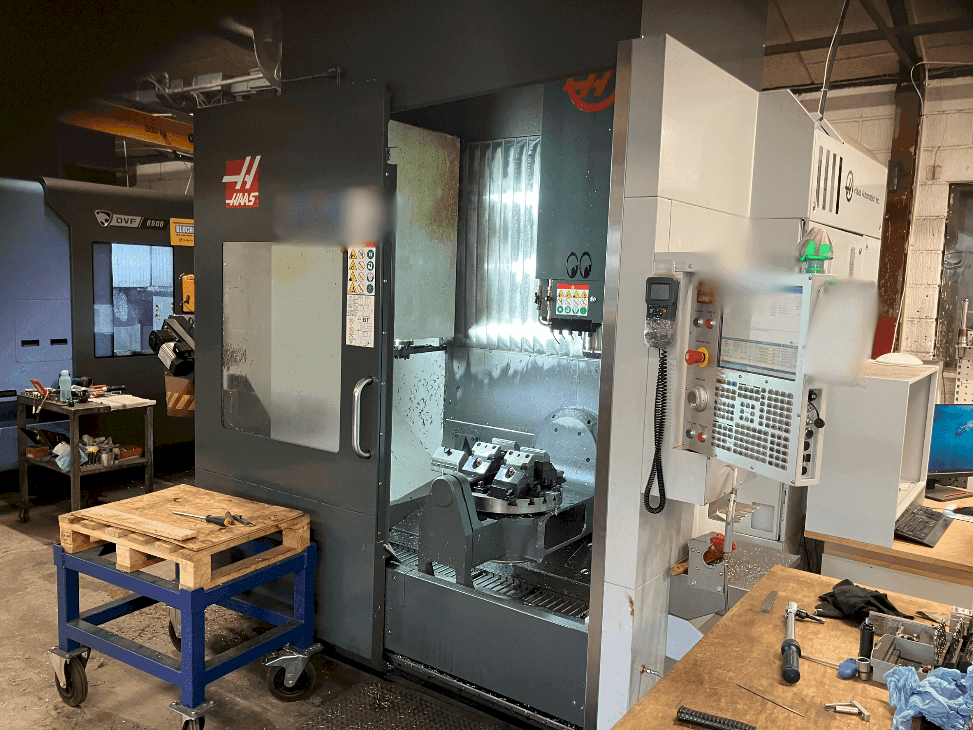 Prikaz stroja HAAS UMC-750 sprijeda